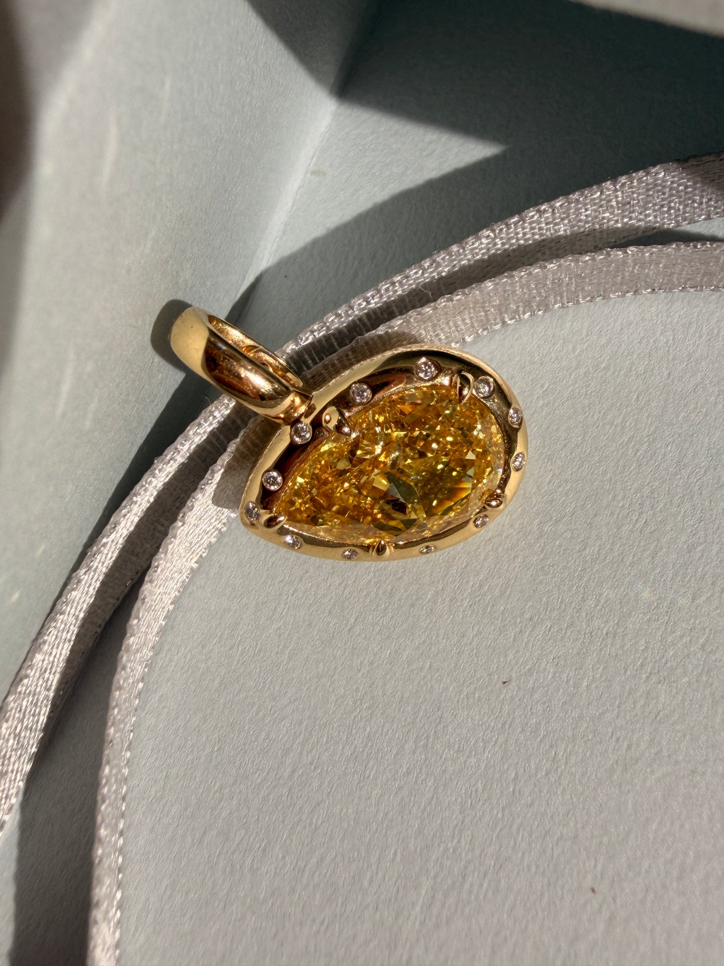 Shiningvivila lab grown fancy yellow pear diamond pendant (chains are not included)