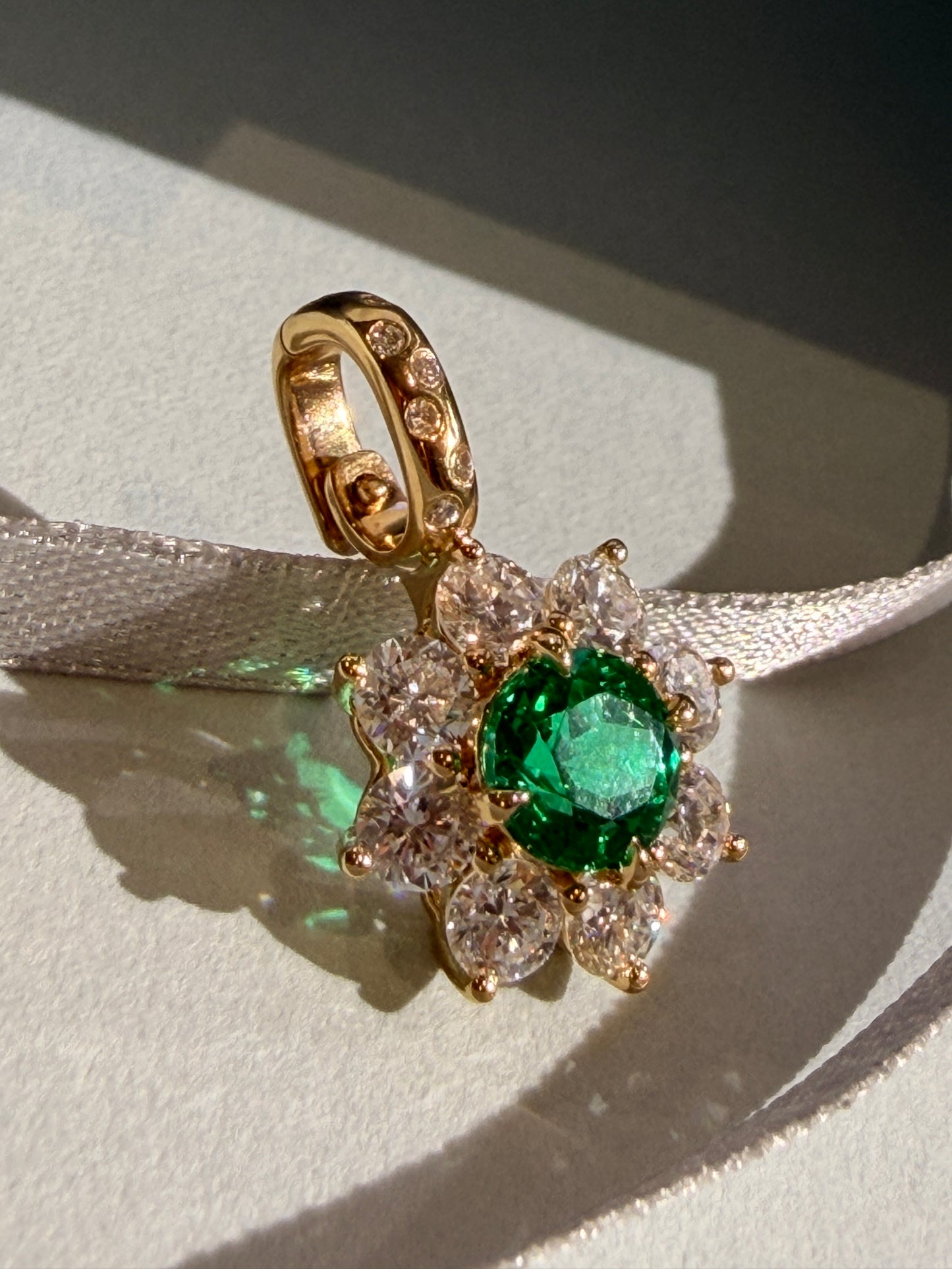 Shiningvivila emerald green shiny bloom flowers pendant (chain not included)