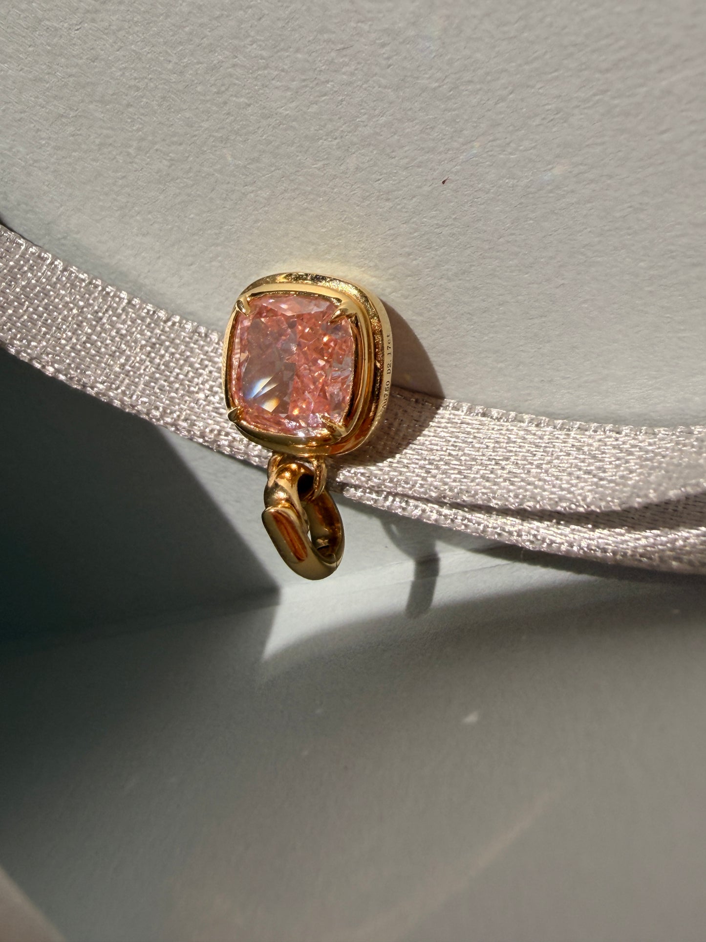 Shiningvivila vivila Fancy Intense Pink cushion cut 2.17 ct pendant