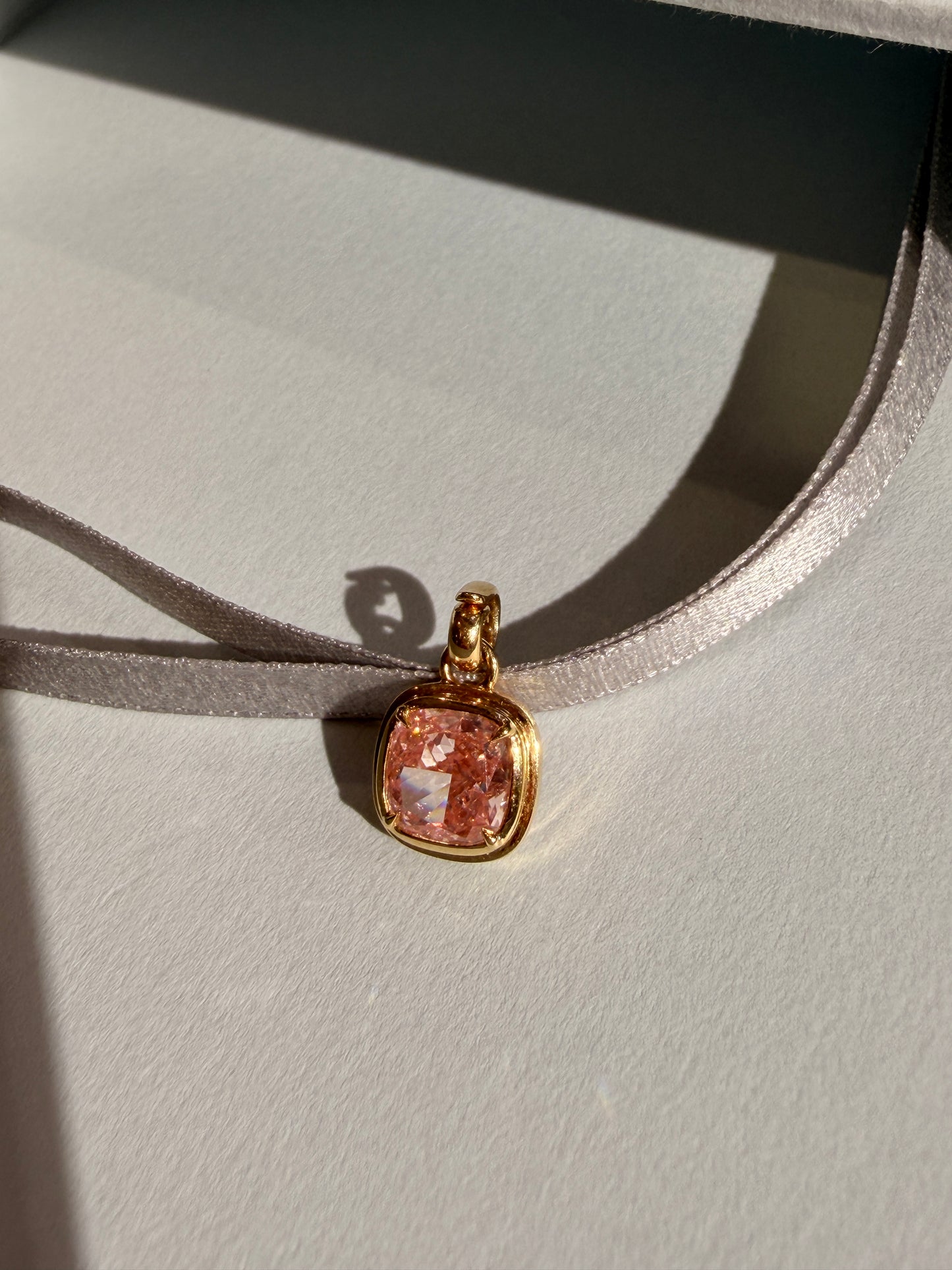 Shiningvivila vivila Fancy Intense Pink cushion cut 2.17 ct pendant