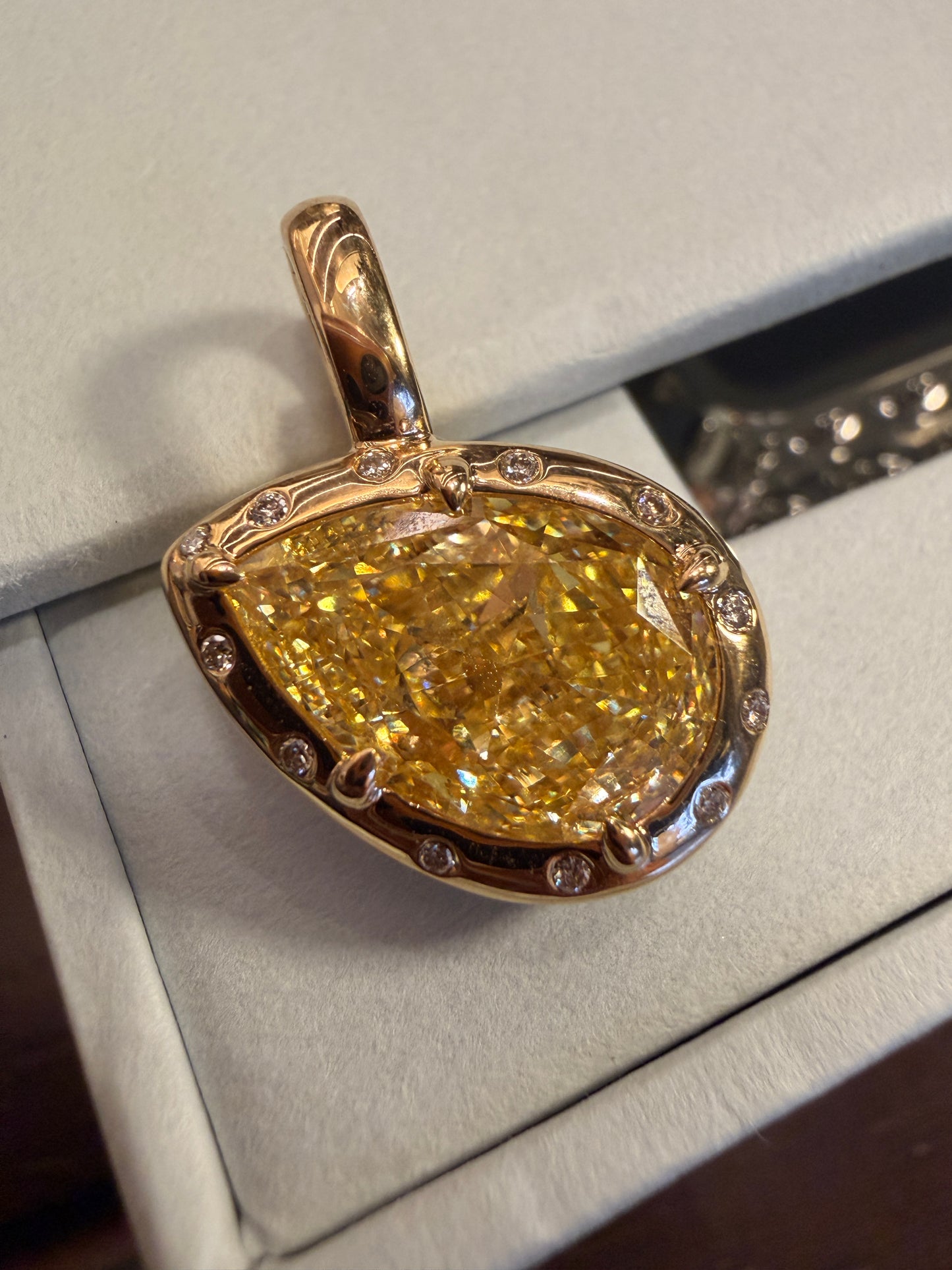 Shiningvivila lab grown fancy yellow pear diamond pendant (chains are not included)