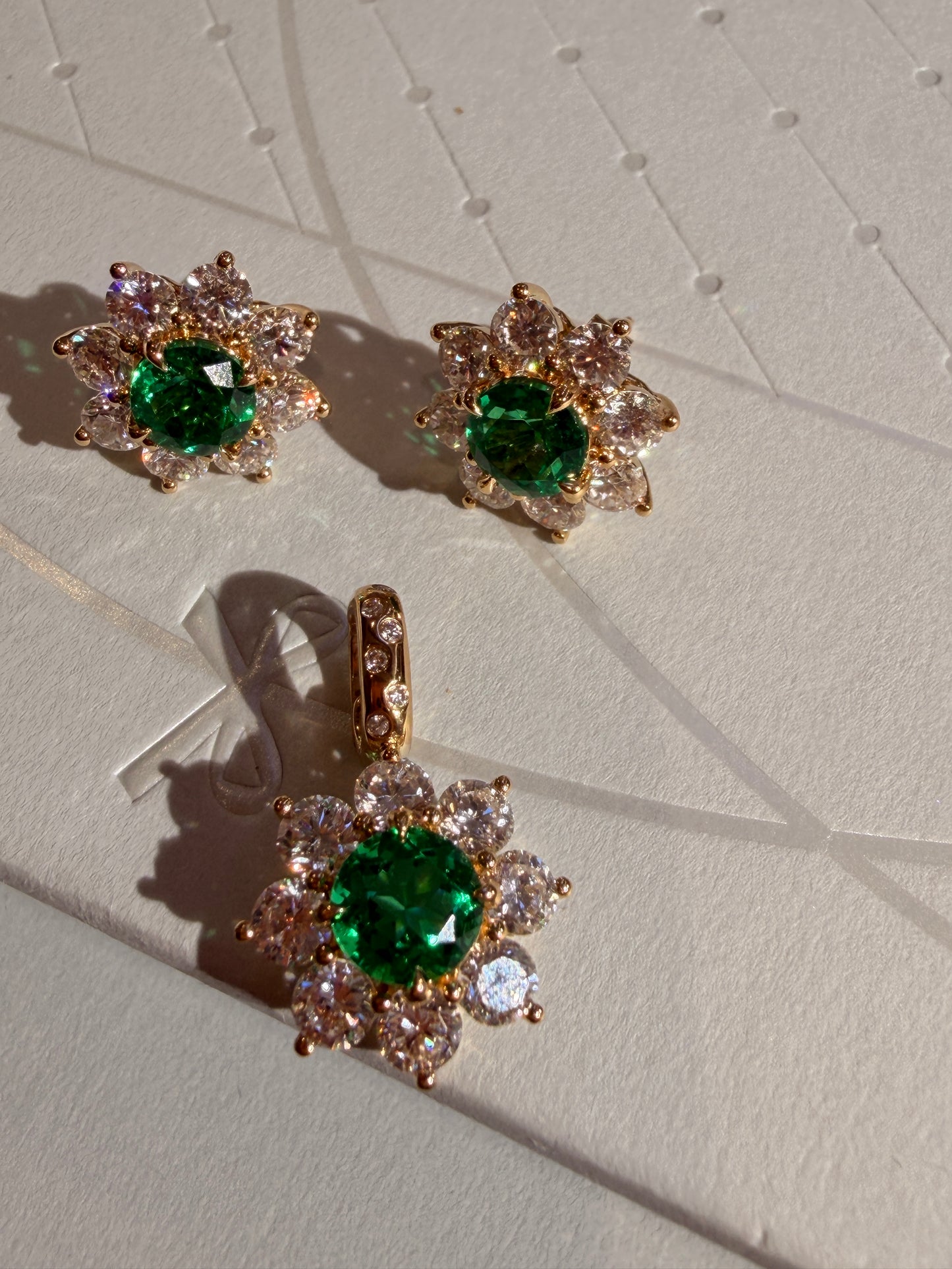 Shiningvivila emerald green shiny bloom flowers pendant (chain not included)