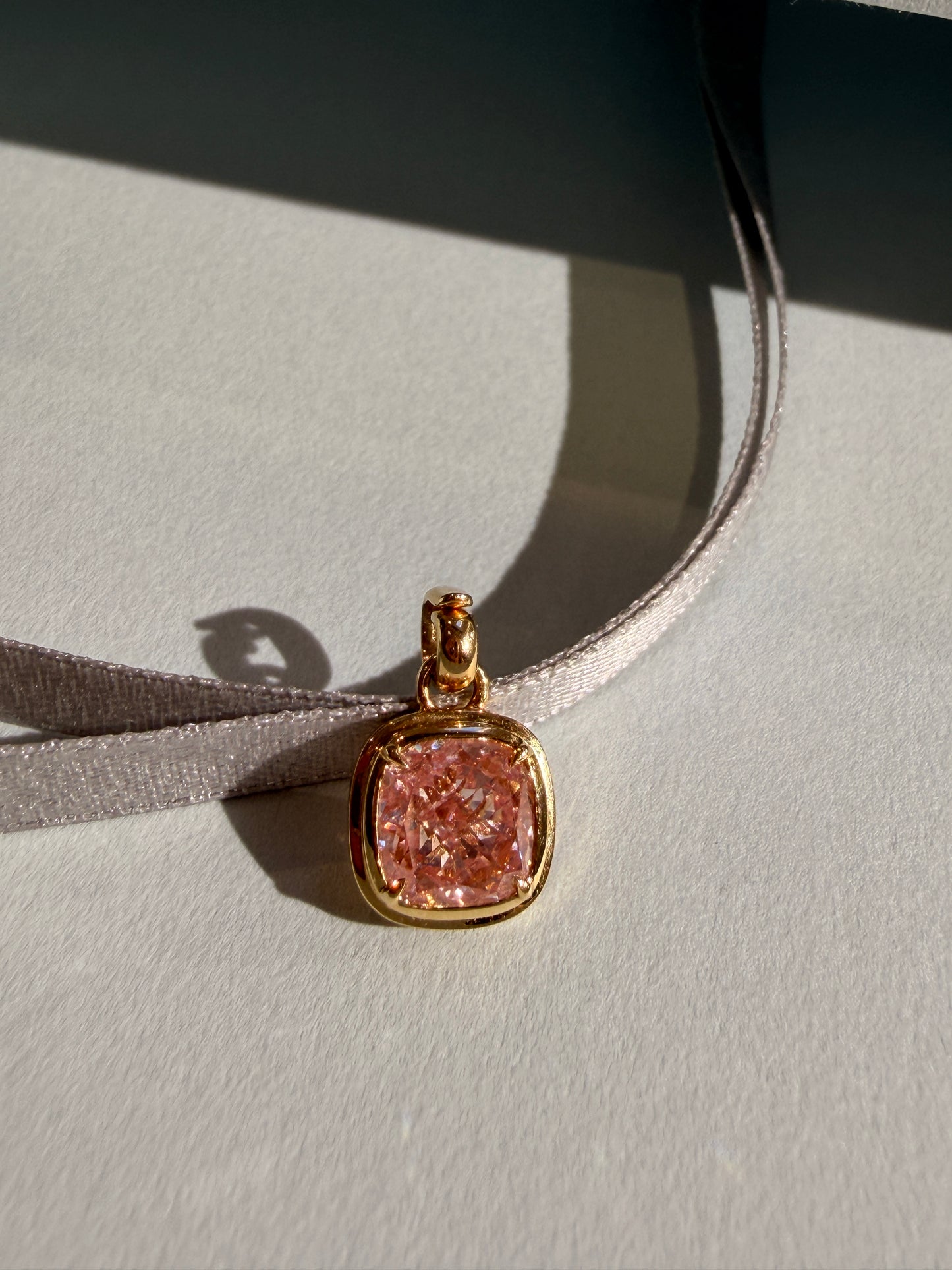 Shiningvivila vivila Fancy Intense Pink cushion cut 2.17 ct pendant