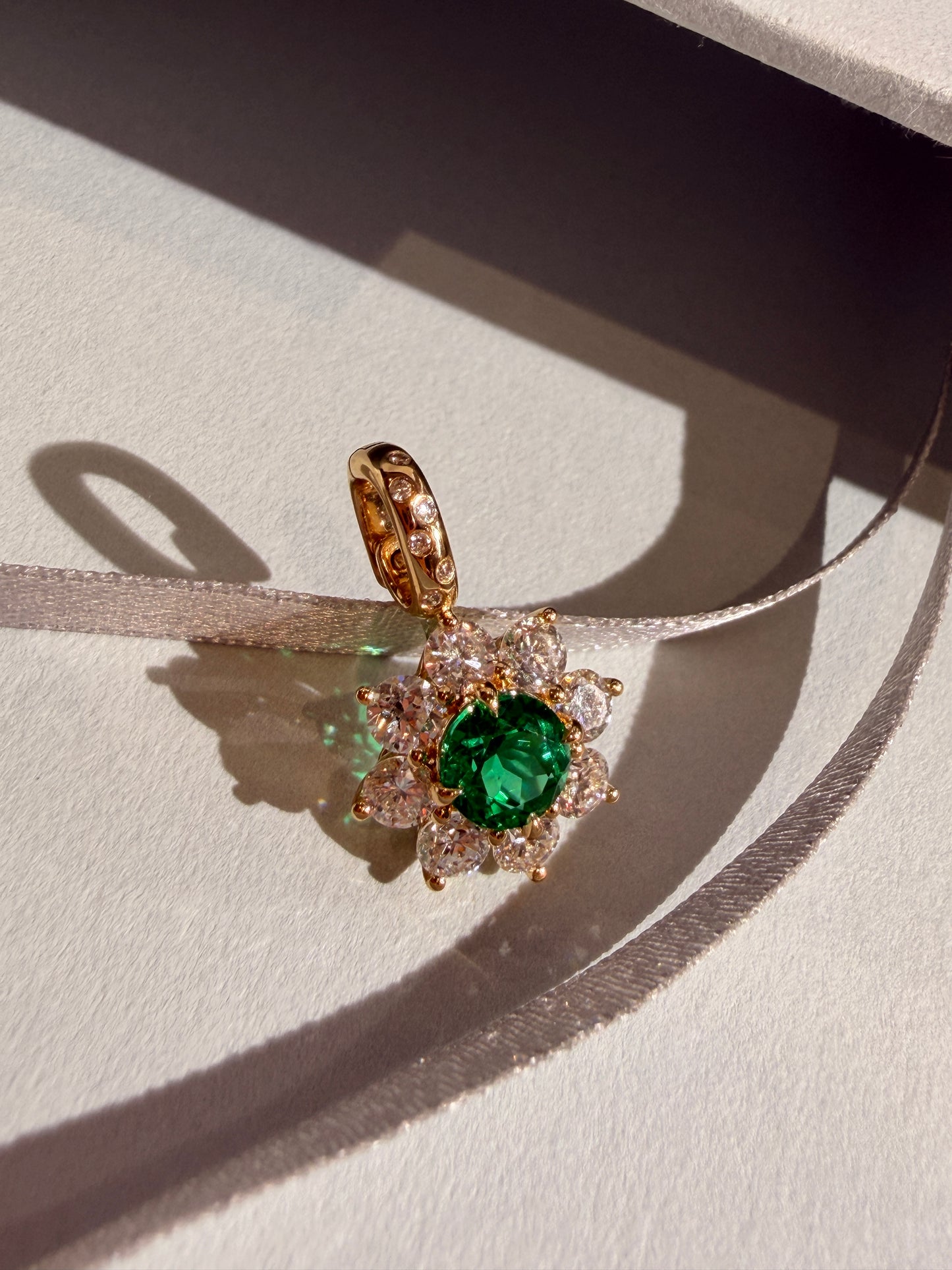 Shiningvivila emerald green shiny bloom flowers pendant (chain not included)
