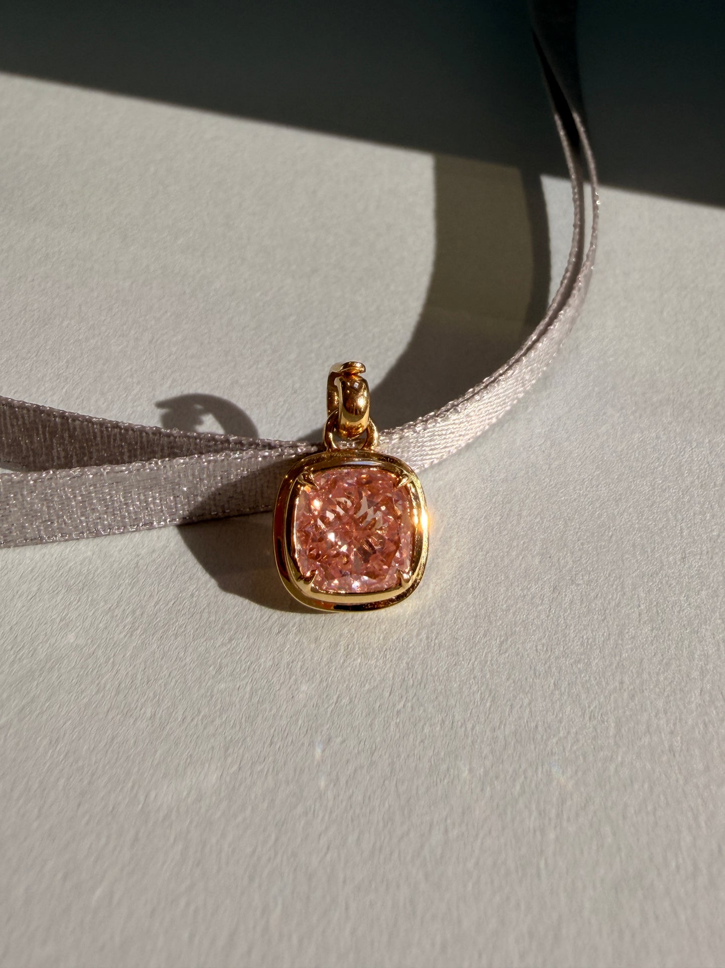 Shiningvivila vivila Fancy Intense Pink cushion cut 2.17 ct pendant