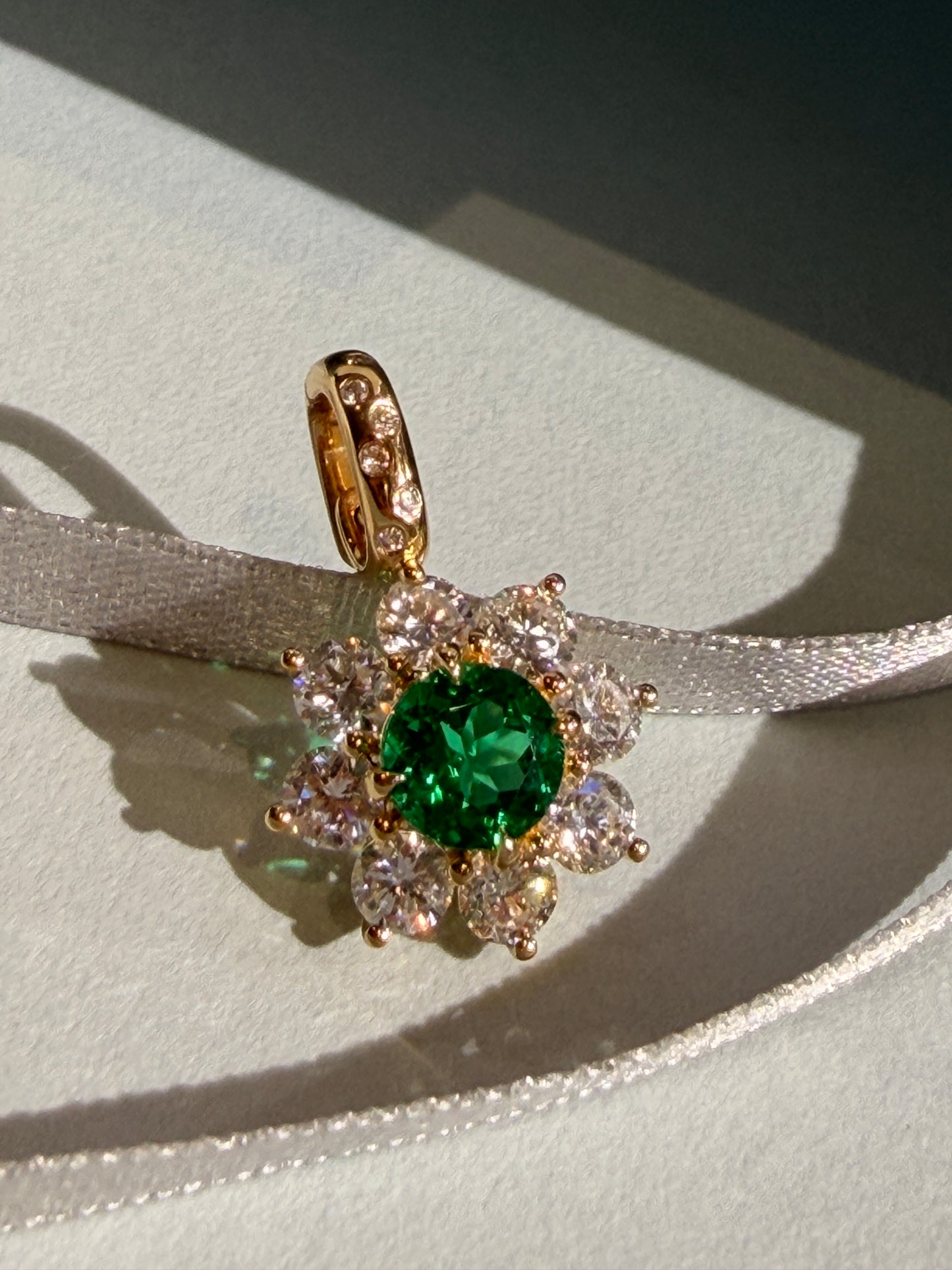 Shiningvivila emerald green shiny bloom flowers pendant (chain not included)