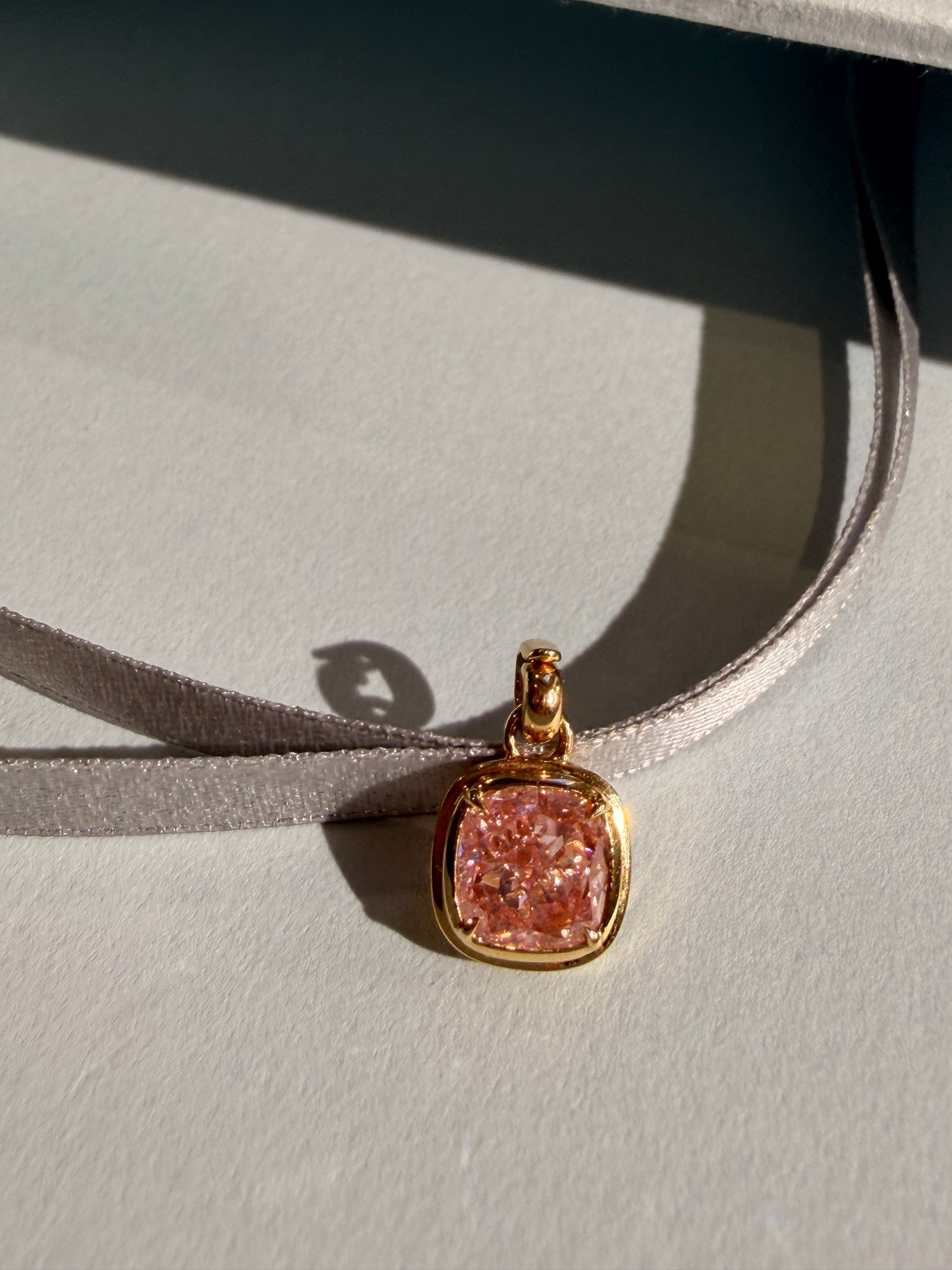 Shiningvivila vivila Fancy Intense Pink cushion cut 2.17 ct pendant