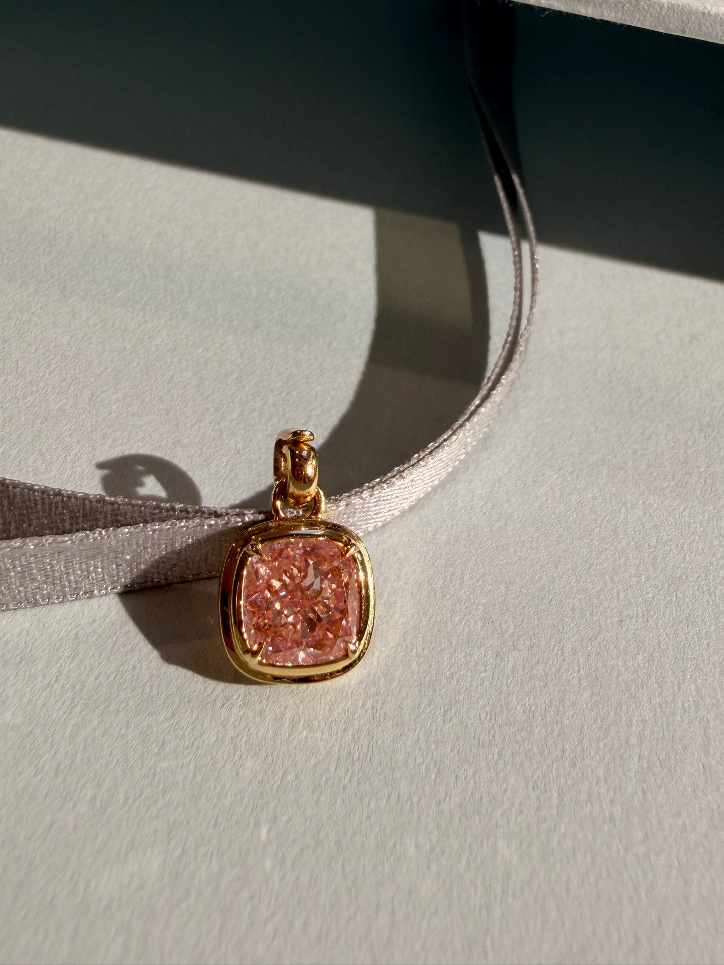 Shiningvivila vivila Fancy Intense Pink cushion cut 2.17 ct pendant