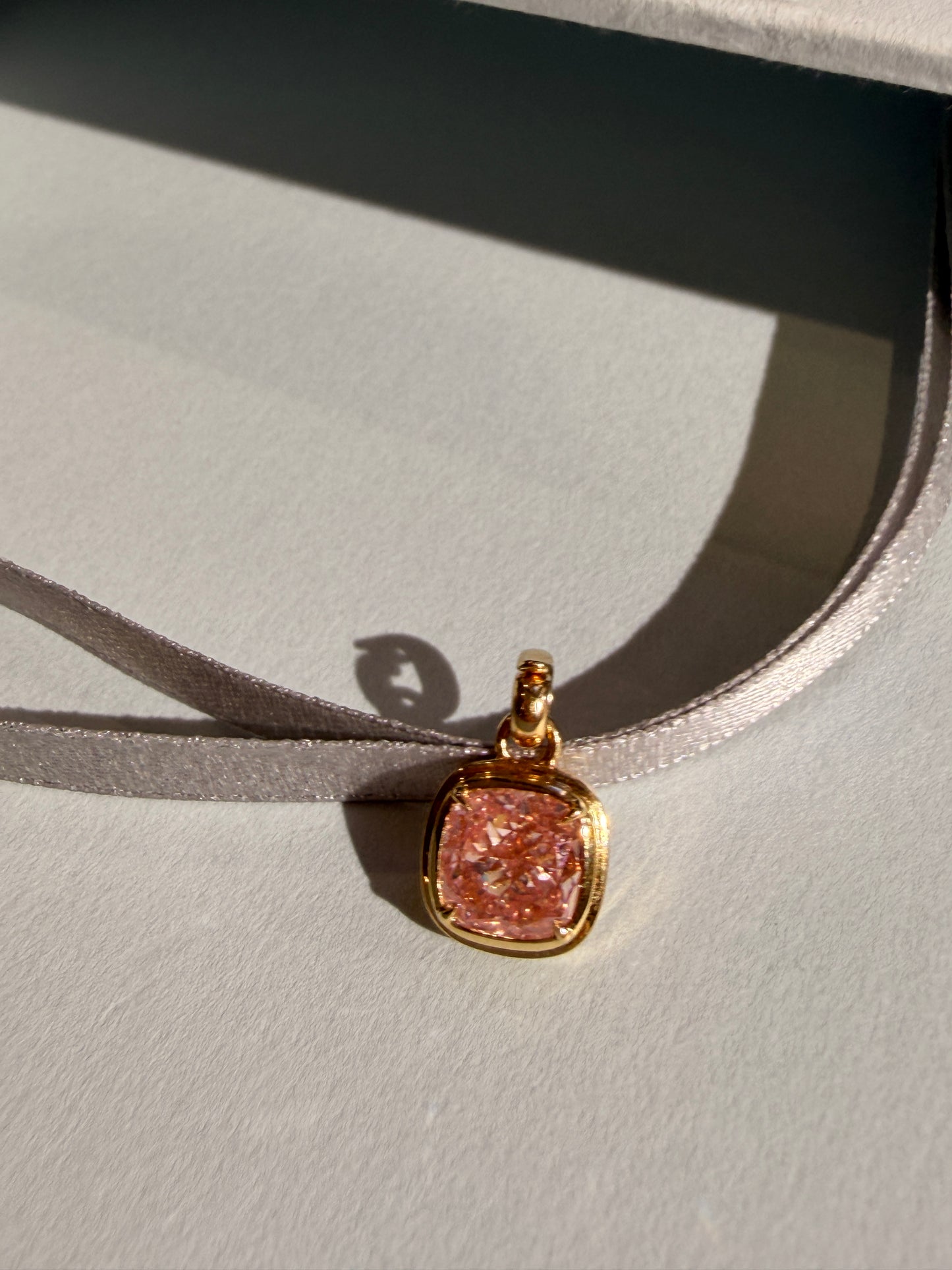 Shiningvivila vivila Fancy Intense Pink cushion cut 2.17 ct pendant
