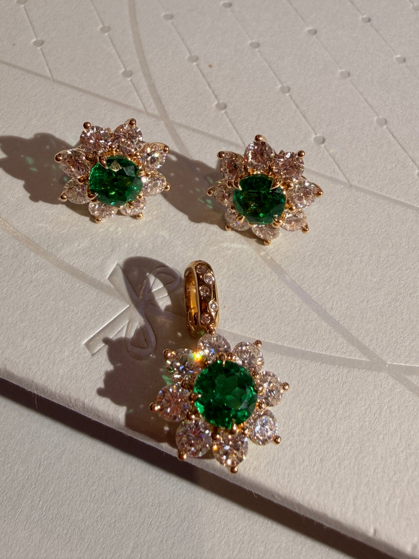 Shiningvivila emerald green shiny bloom flowers pendant (chain not included)