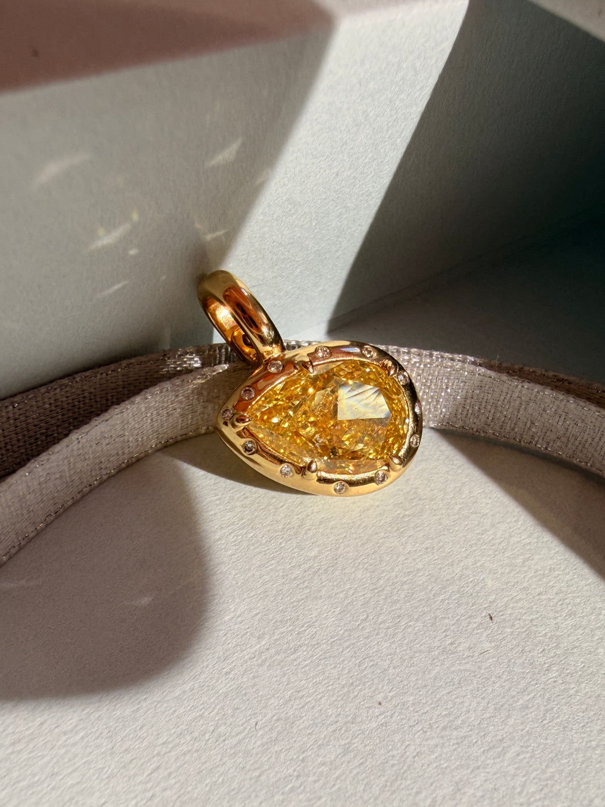 Shiningvivila lab grown fancy yellow pear diamond pendant (chains are not included)