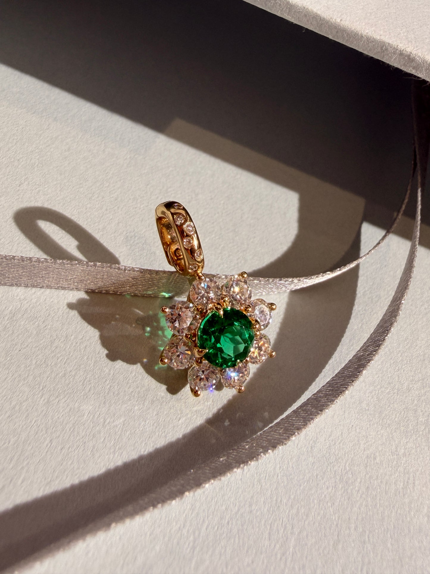 Shiningvivila emerald green shiny bloom flowers pendant (chain not included)