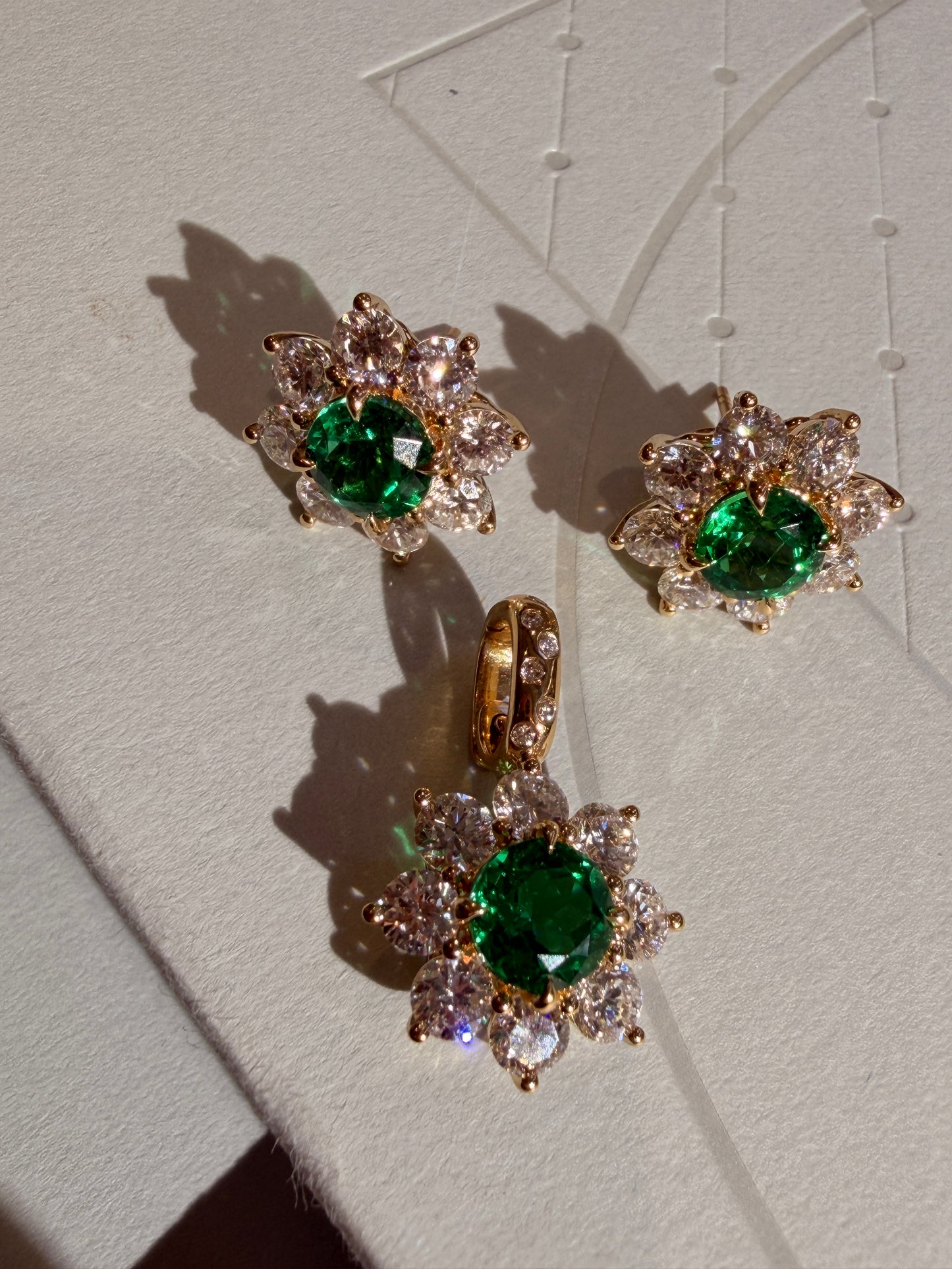Shiningvivila emerald green shiny bloom flowers pendant (chain not included)