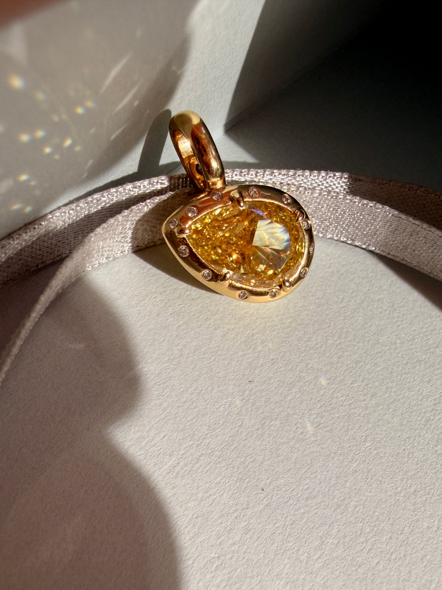 Shiningvivila lab grown fancy yellow pear diamond pendant (chains are not included)