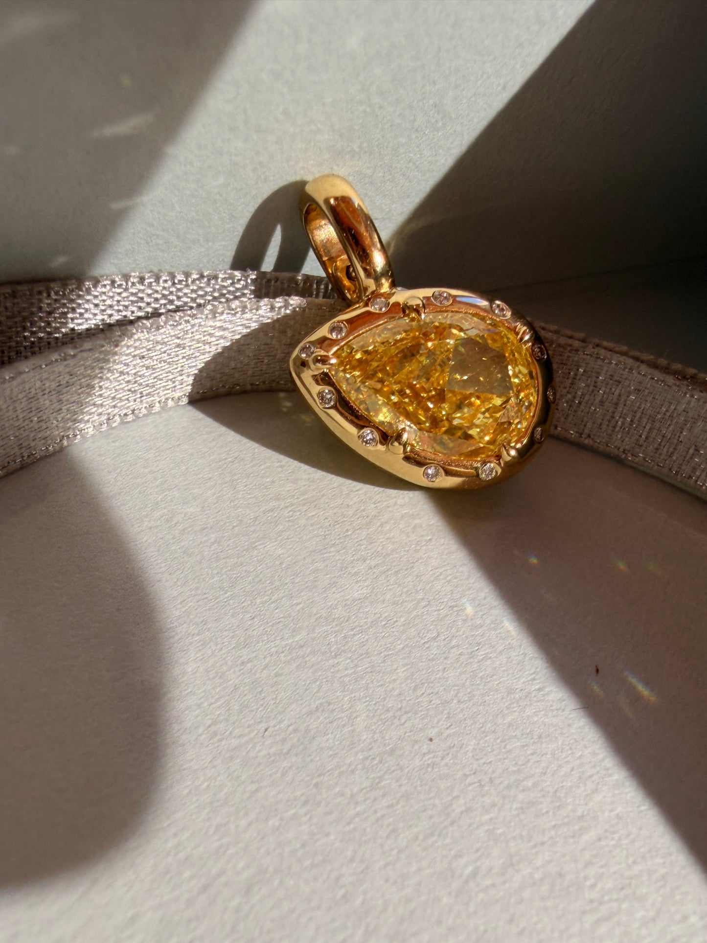 Shiningvivila lab grown fancy yellow pear diamond pendant (chains are not included)