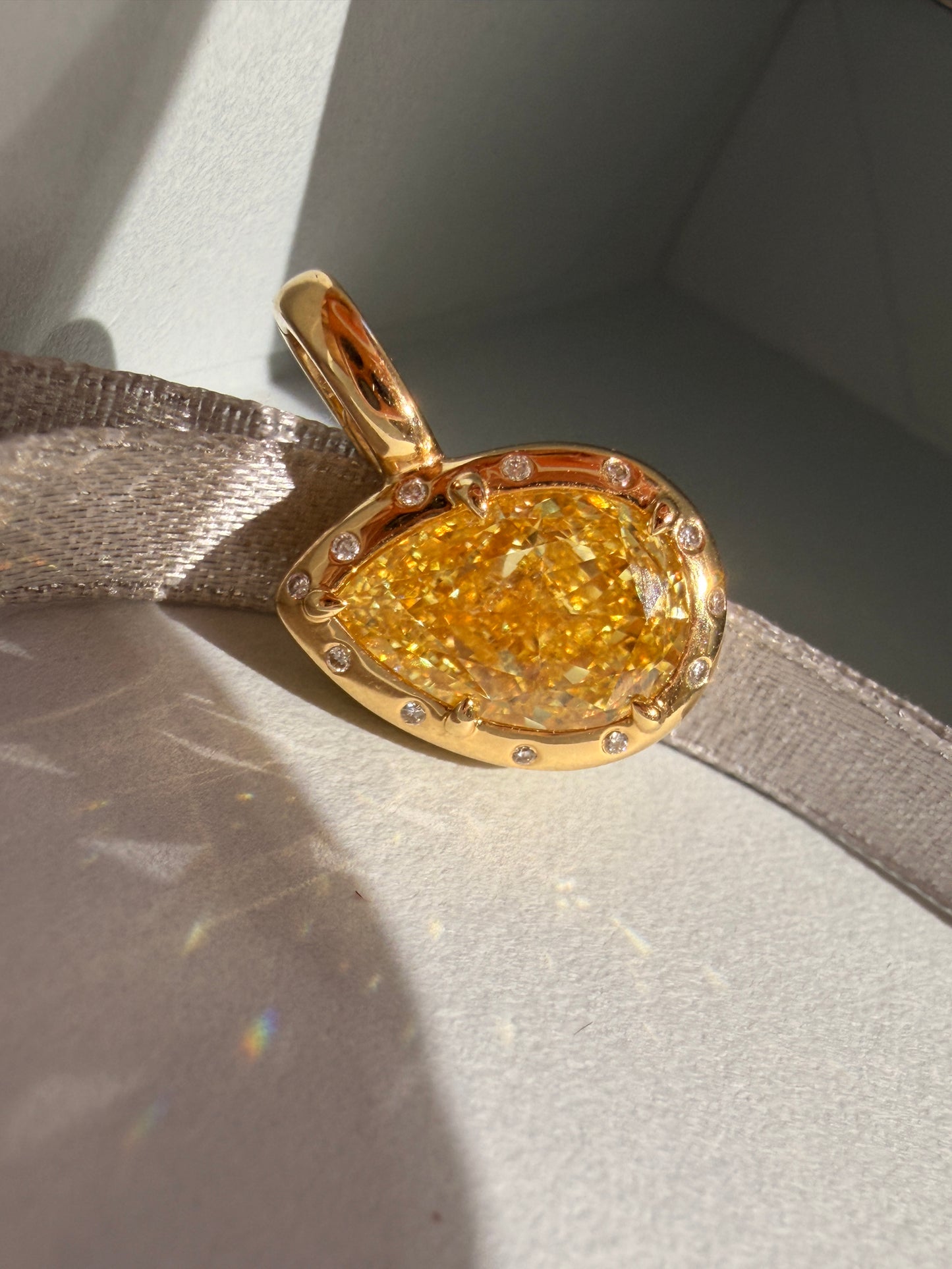 Shiningvivila lab grown fancy yellow pear diamond pendant (chains are not included)