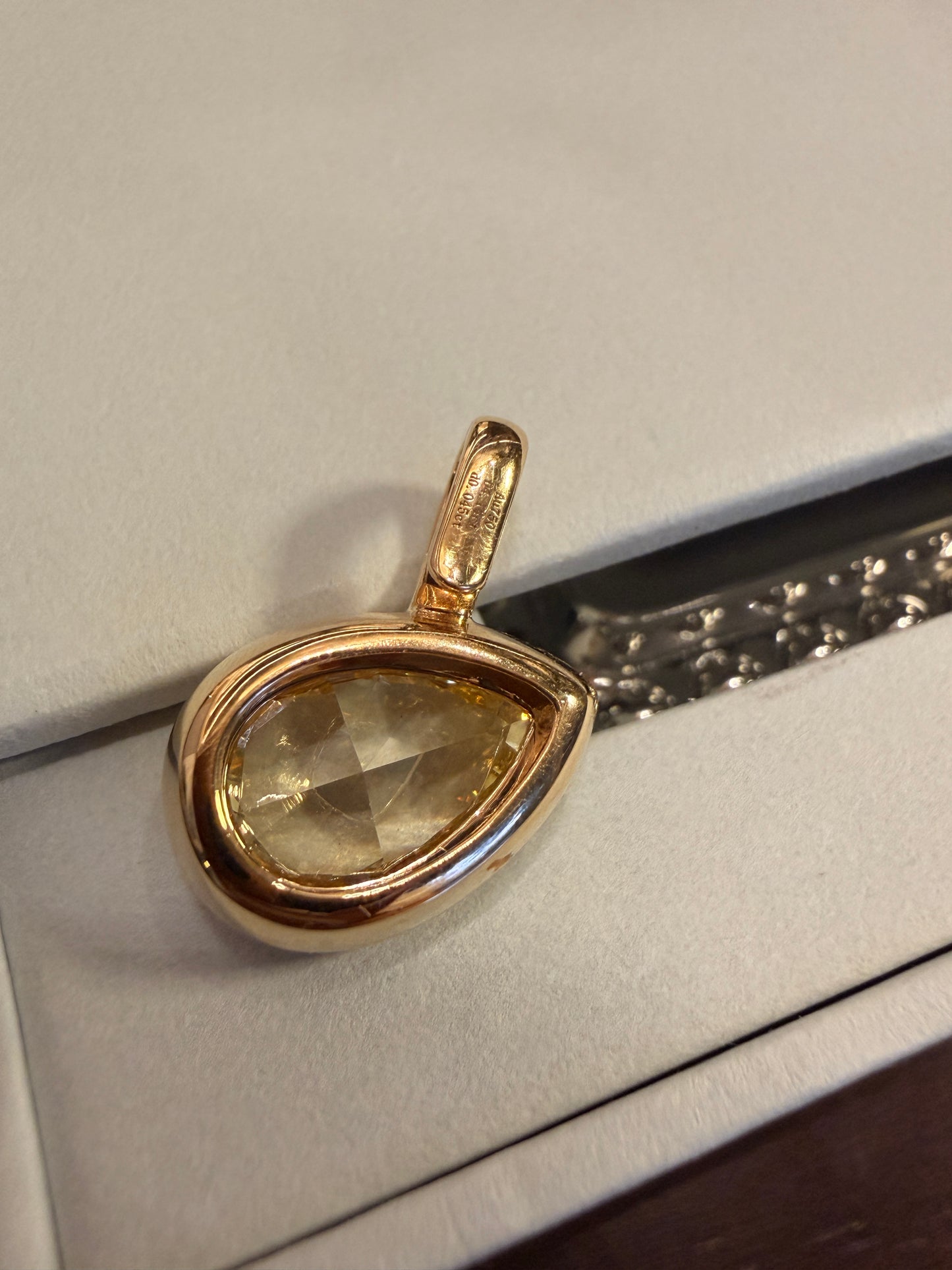 Shiningvivila lab grown fancy yellow pear diamond pendant (chains are not included)