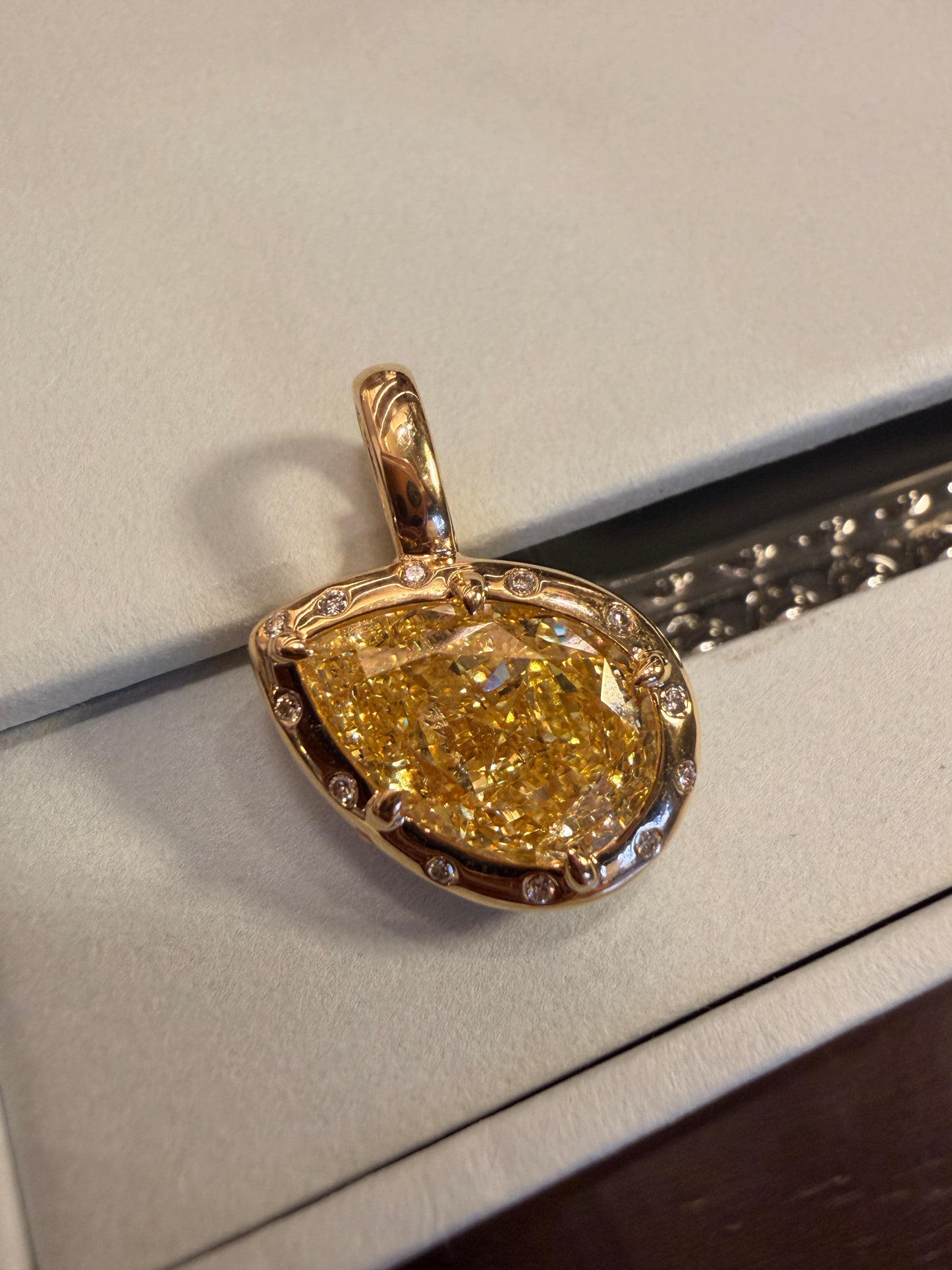 Shiningvivila lab grown fancy yellow pear diamond pendant (chains are not included)