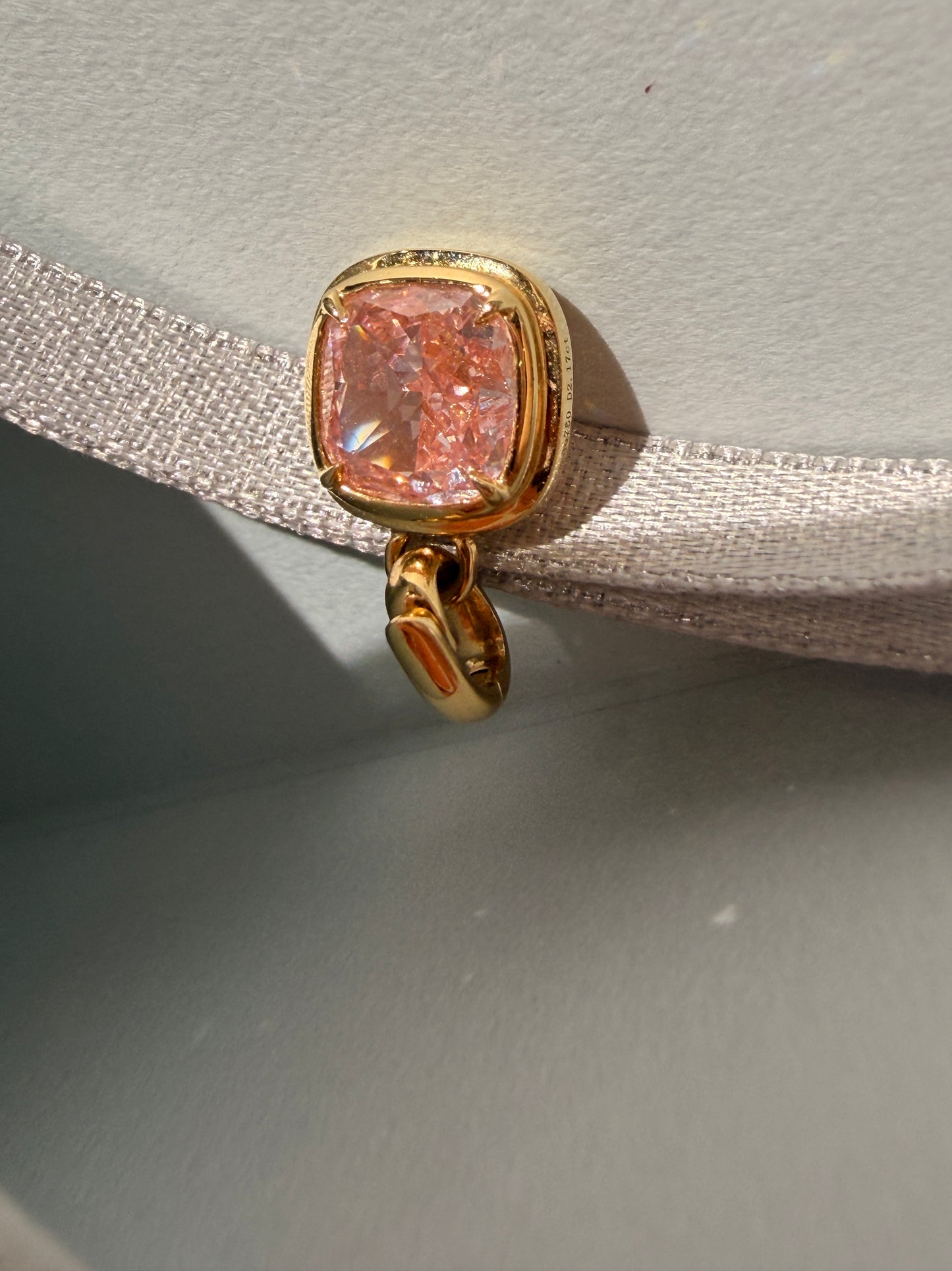 Shiningvivila vivila Fancy Intense Pink cushion cut 2.17 ct pendant