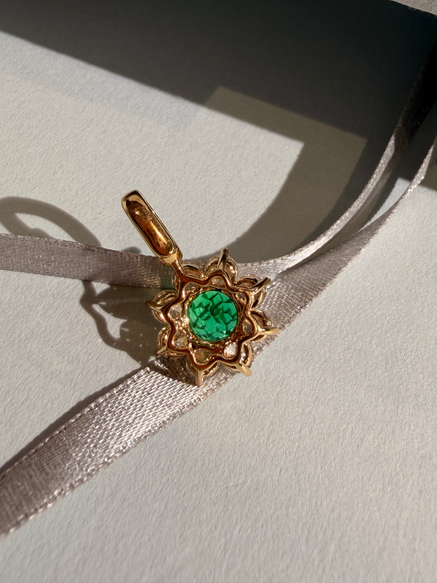 Shiningvivila emerald green shiny bloom flowers pendant (chain not included)