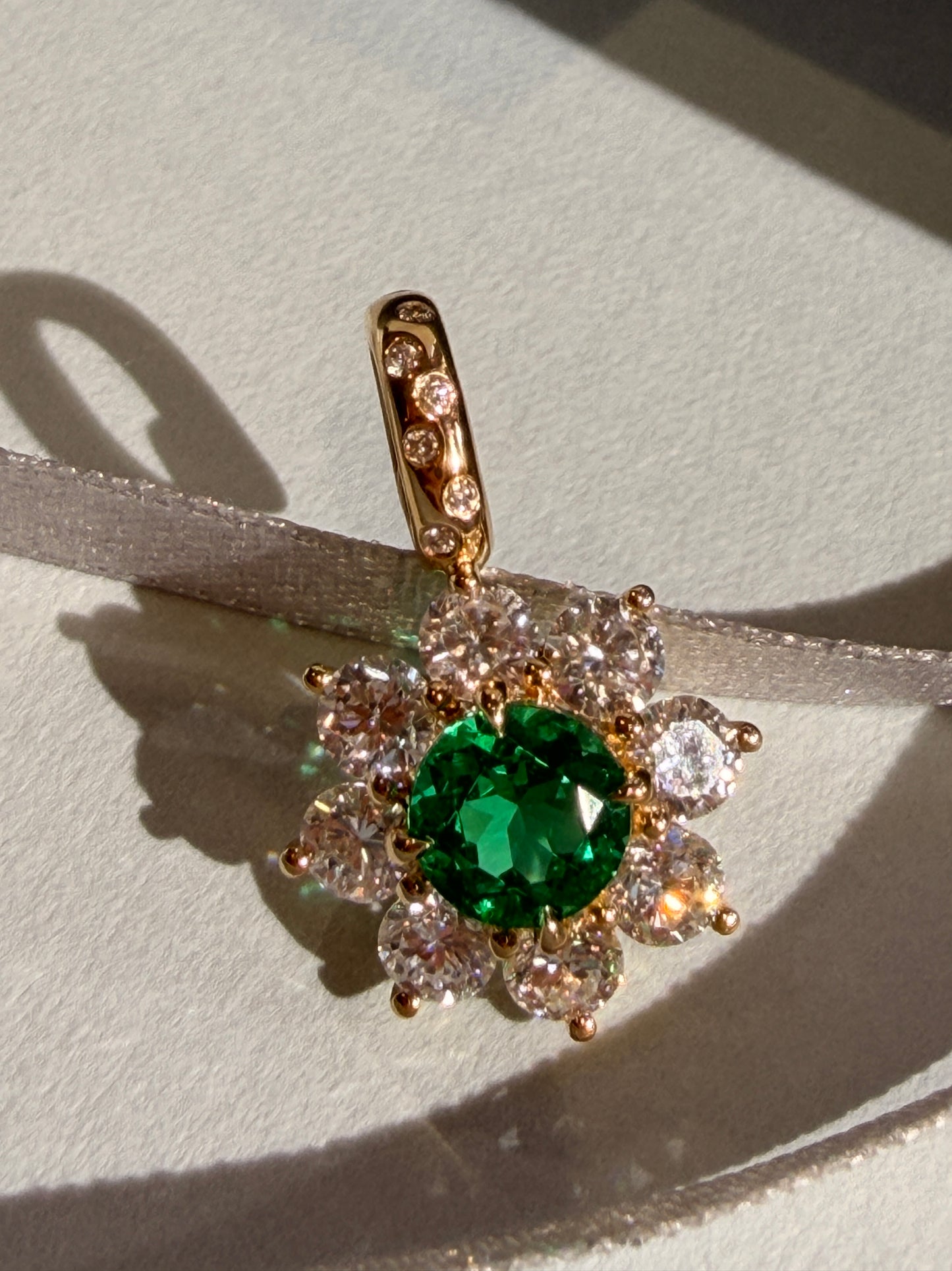 Shiningvivila emerald green shiny bloom flowers pendant (chain not included)