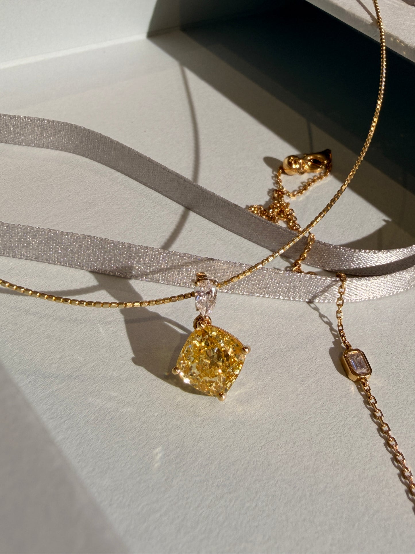 Shiningvivila lab grown luck yellow diamonds necklace (yellow pendant can be taken off)