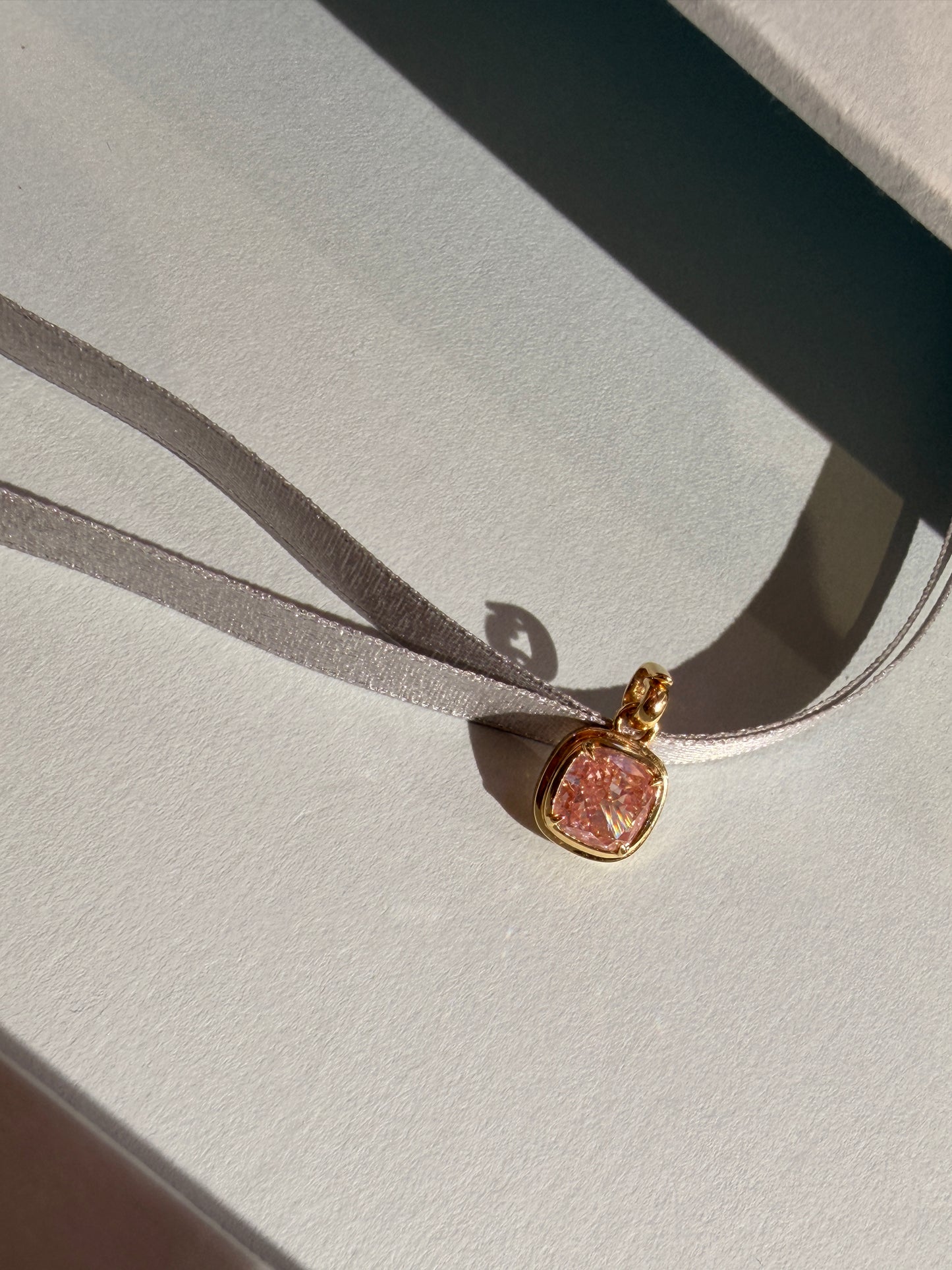 Shiningvivila vivila Fancy Intense Pink cushion cut 2.17 ct pendant