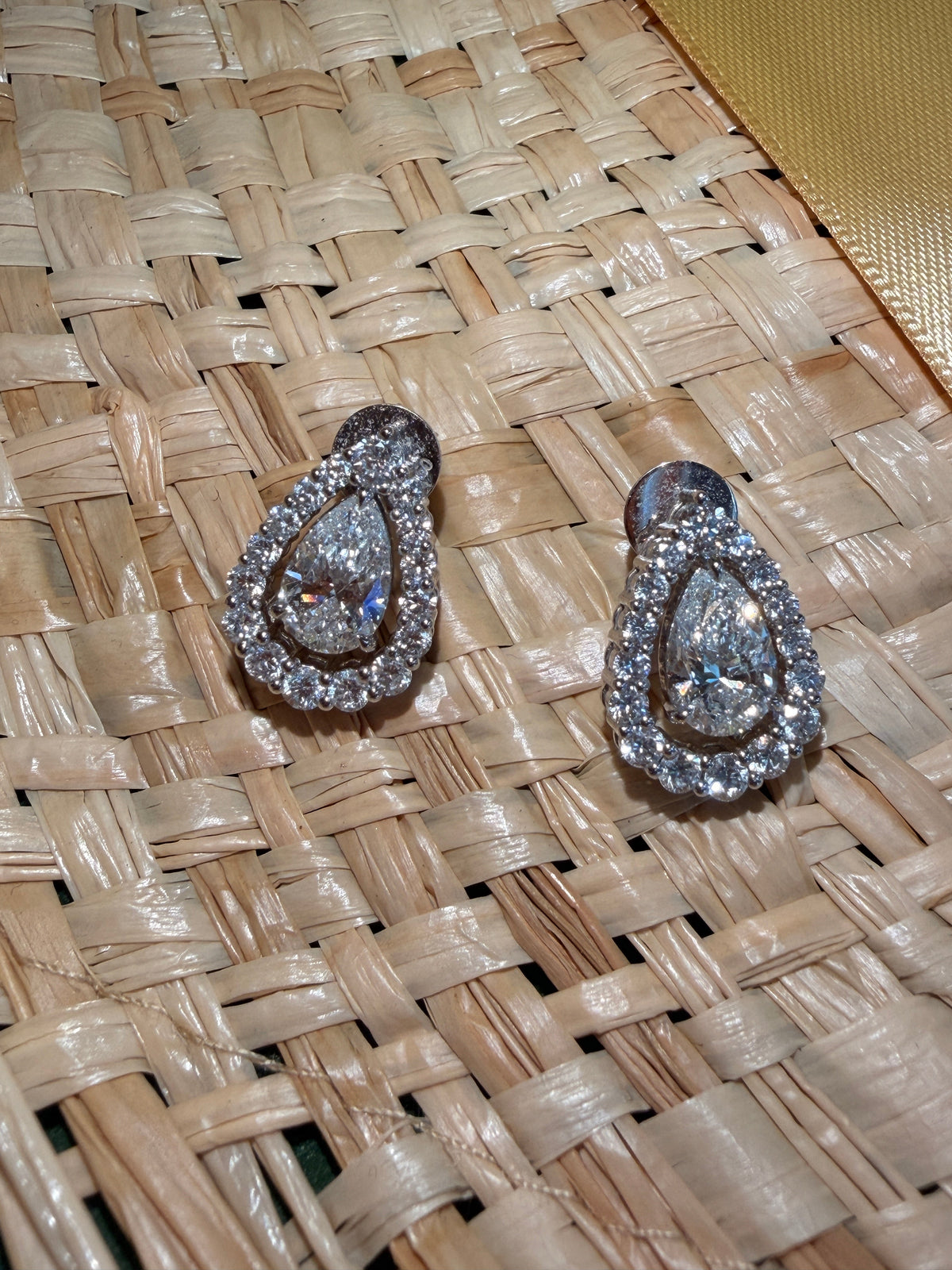Shiningvivila Inner Light earrings