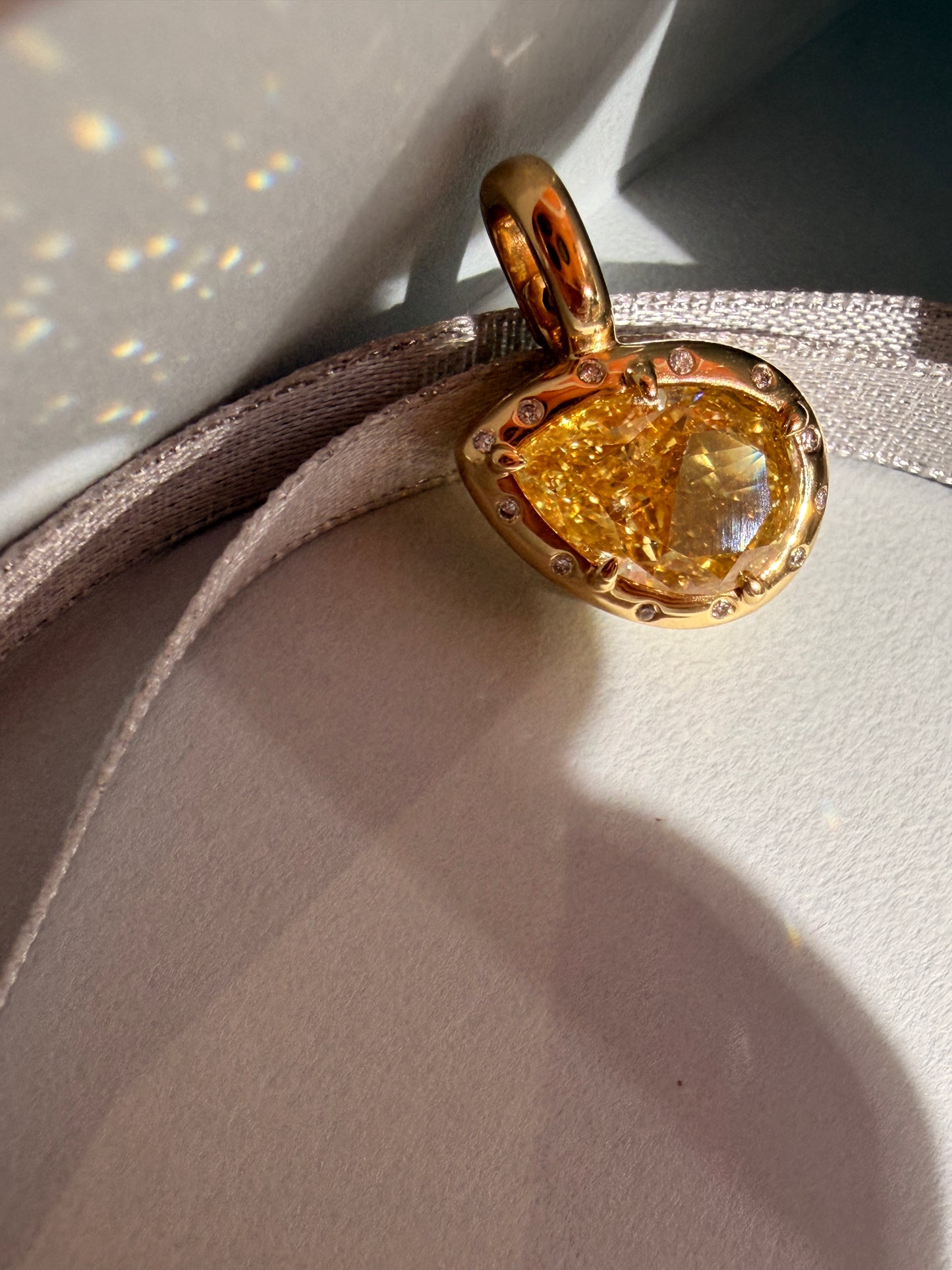 Shiningvivila lab grown fancy yellow pear diamond pendant (chains are not included)