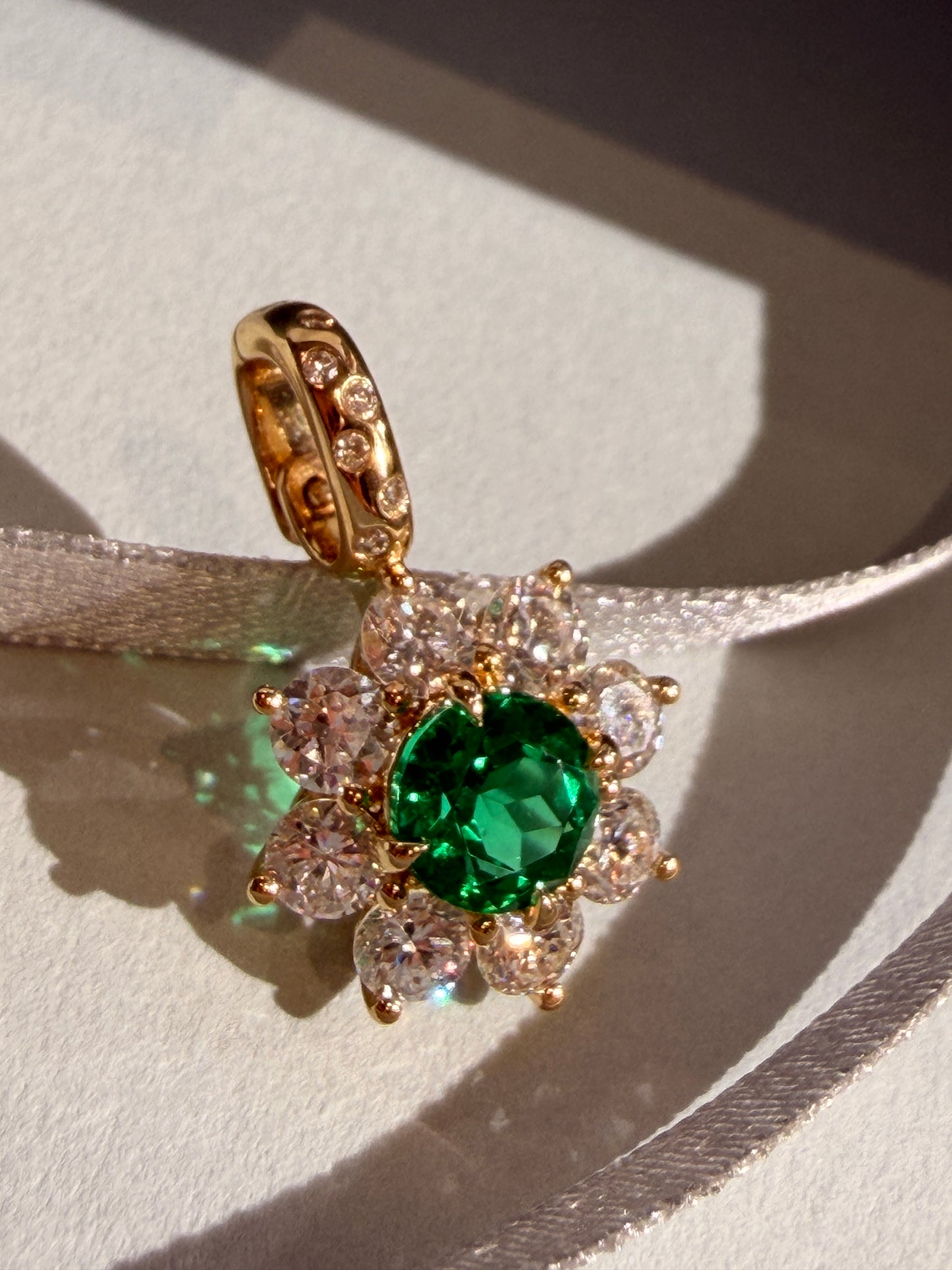 Shiningvivila emerald green shiny bloom flowers pendant (chain not included)