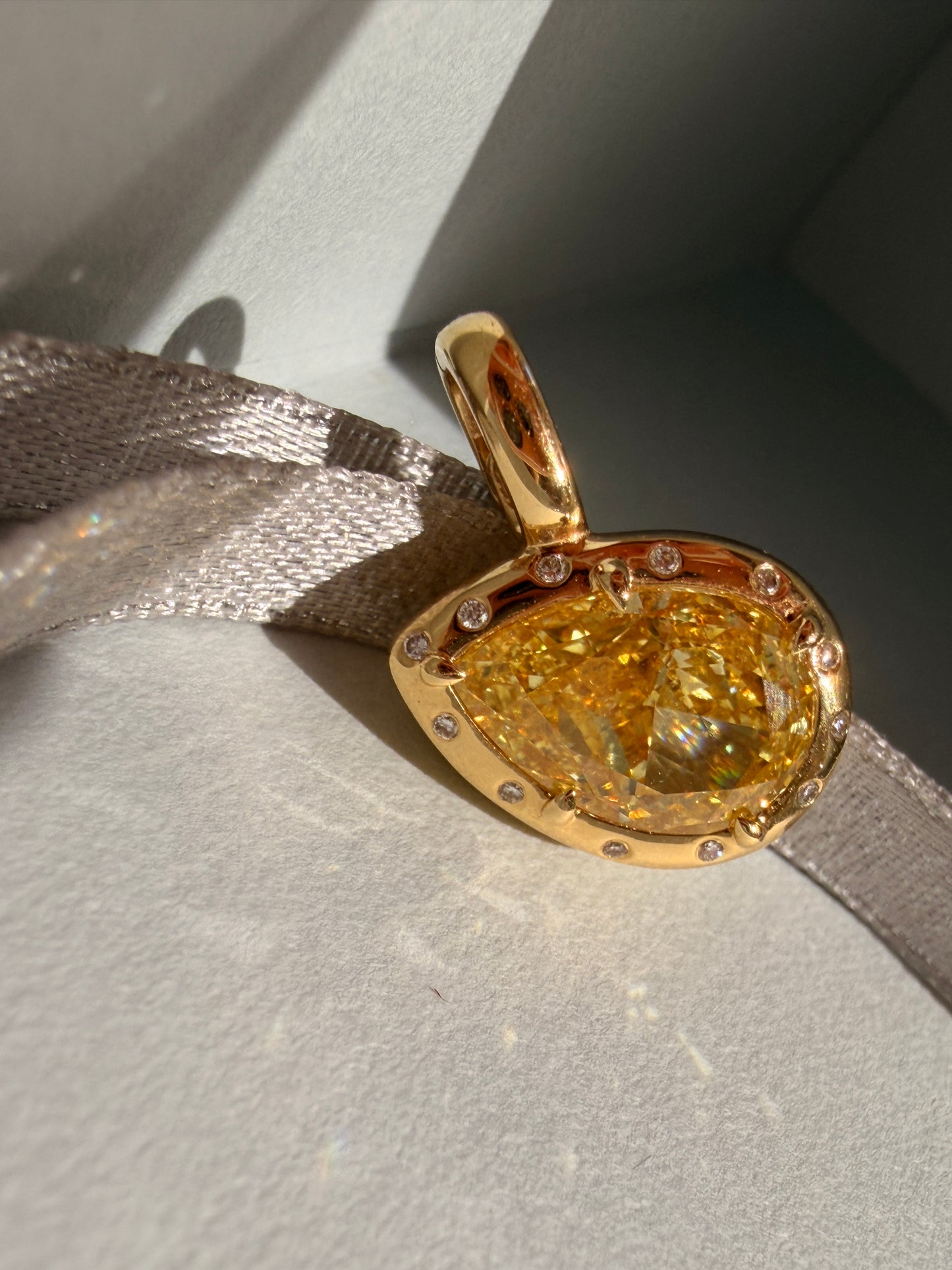 Shiningvivila lab grown fancy yellow pear diamond pendant (chains are not included)