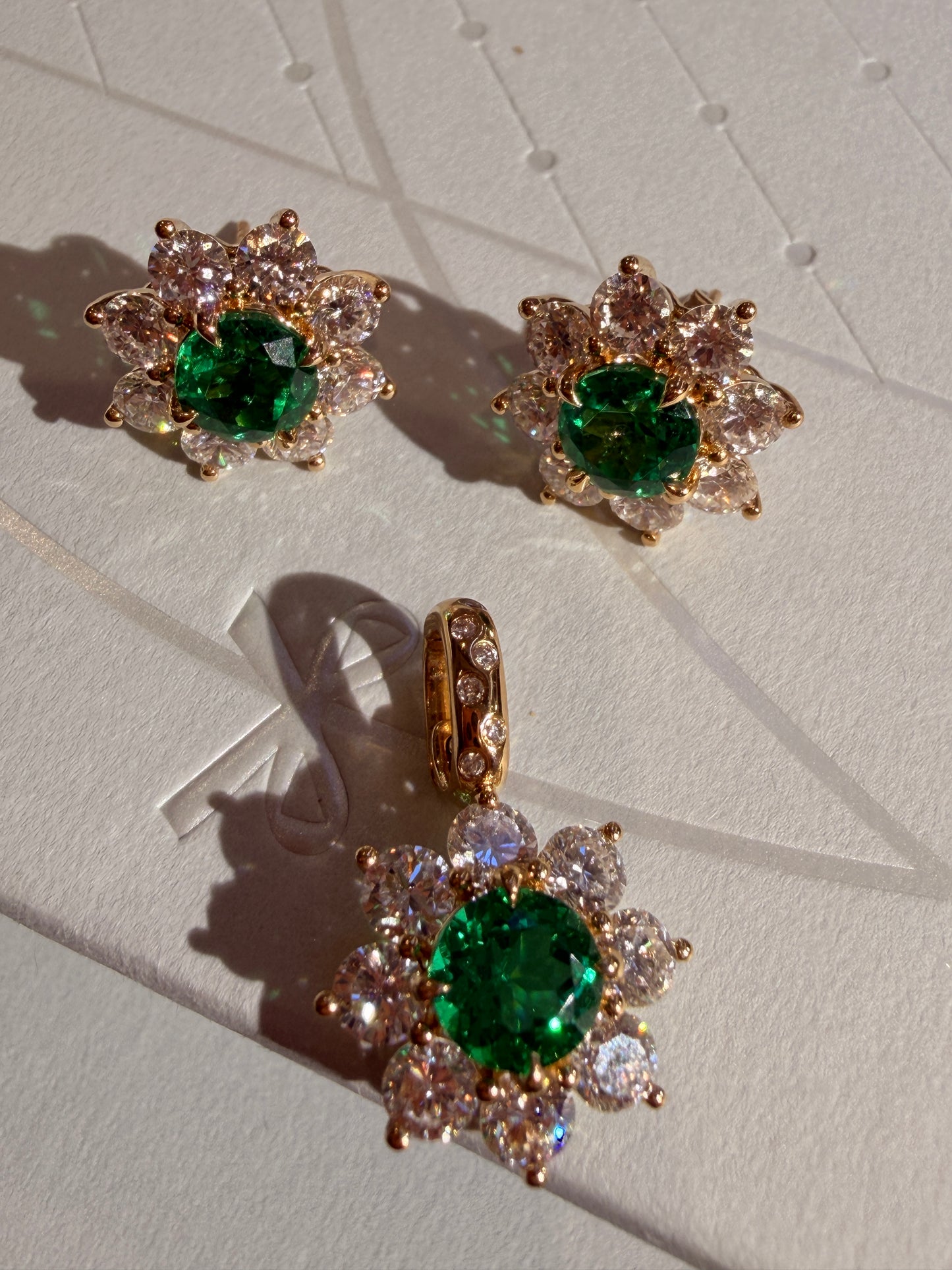 Shiningvivila emerald green shiny bloom flowers pendant (chain not included)