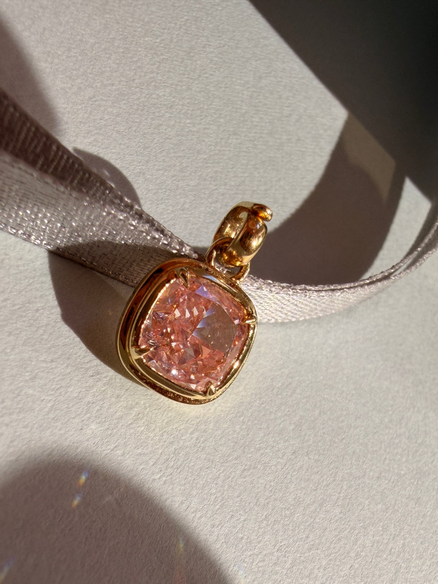 Shiningvivila vivila Fancy Intense Pink cushion cut 2.17 ct pendant