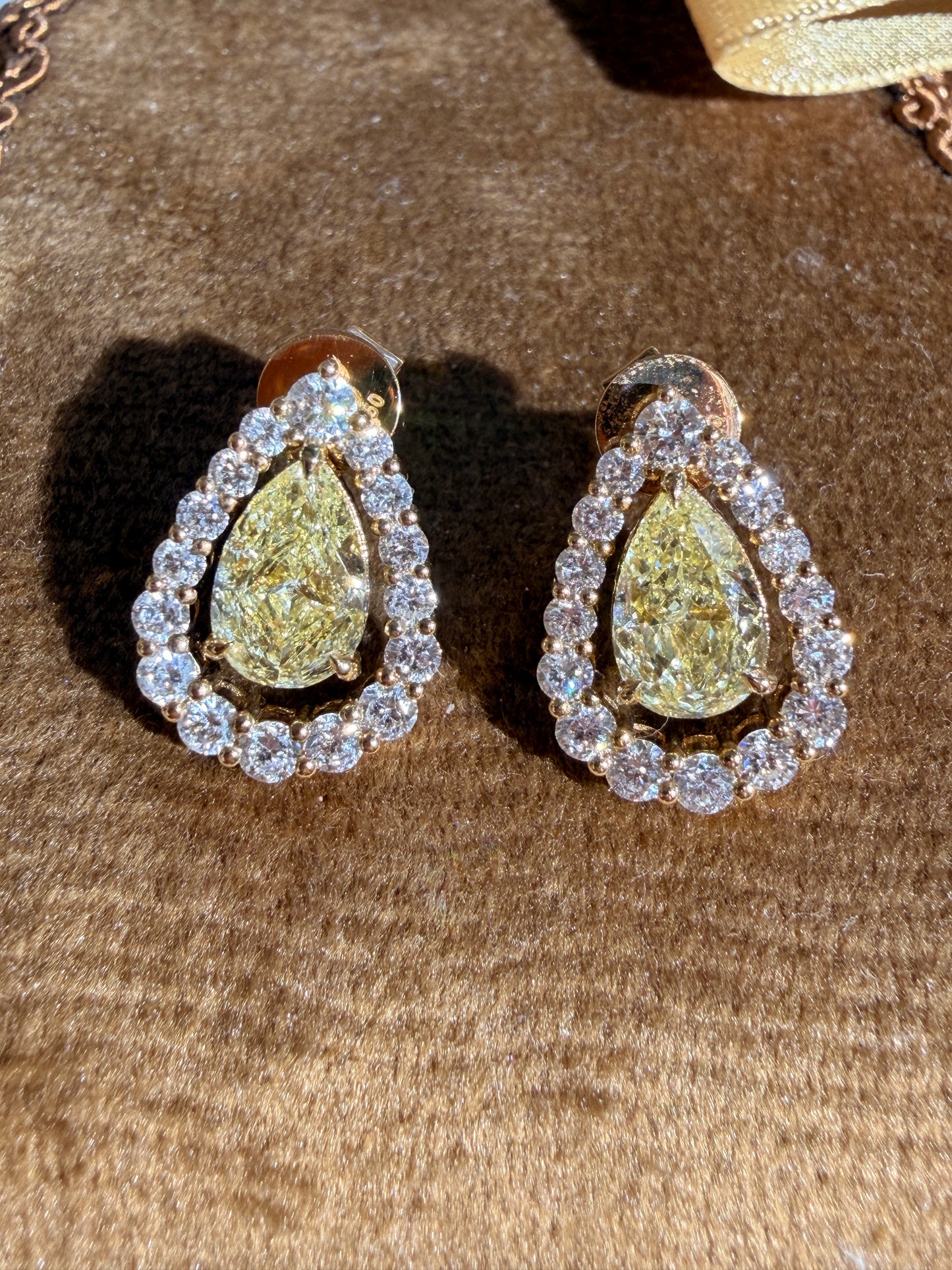 Shiningvivila Inner Light earrings fancy yellow