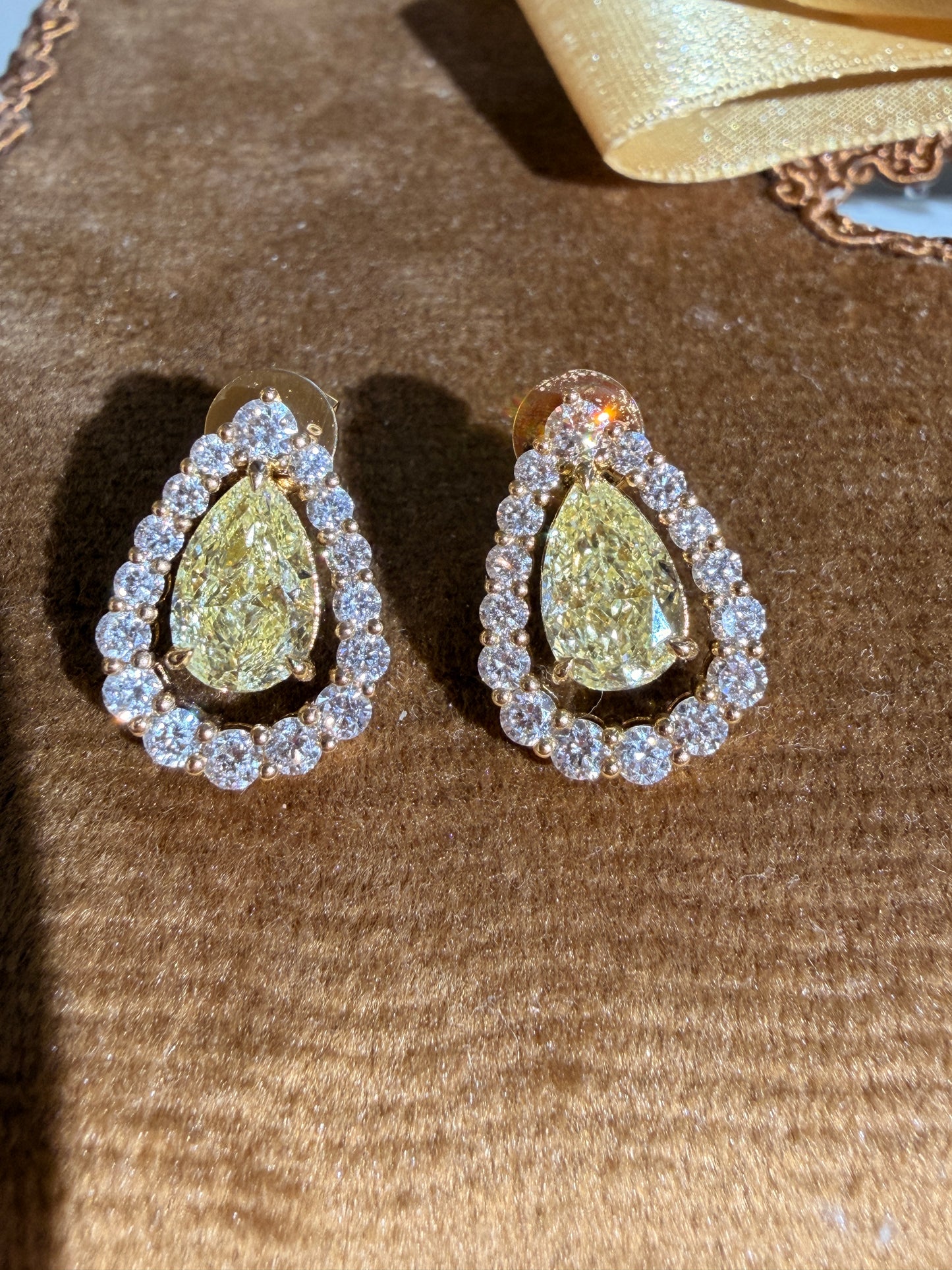 Shiningvivila Inner Light earrings fancy yellow