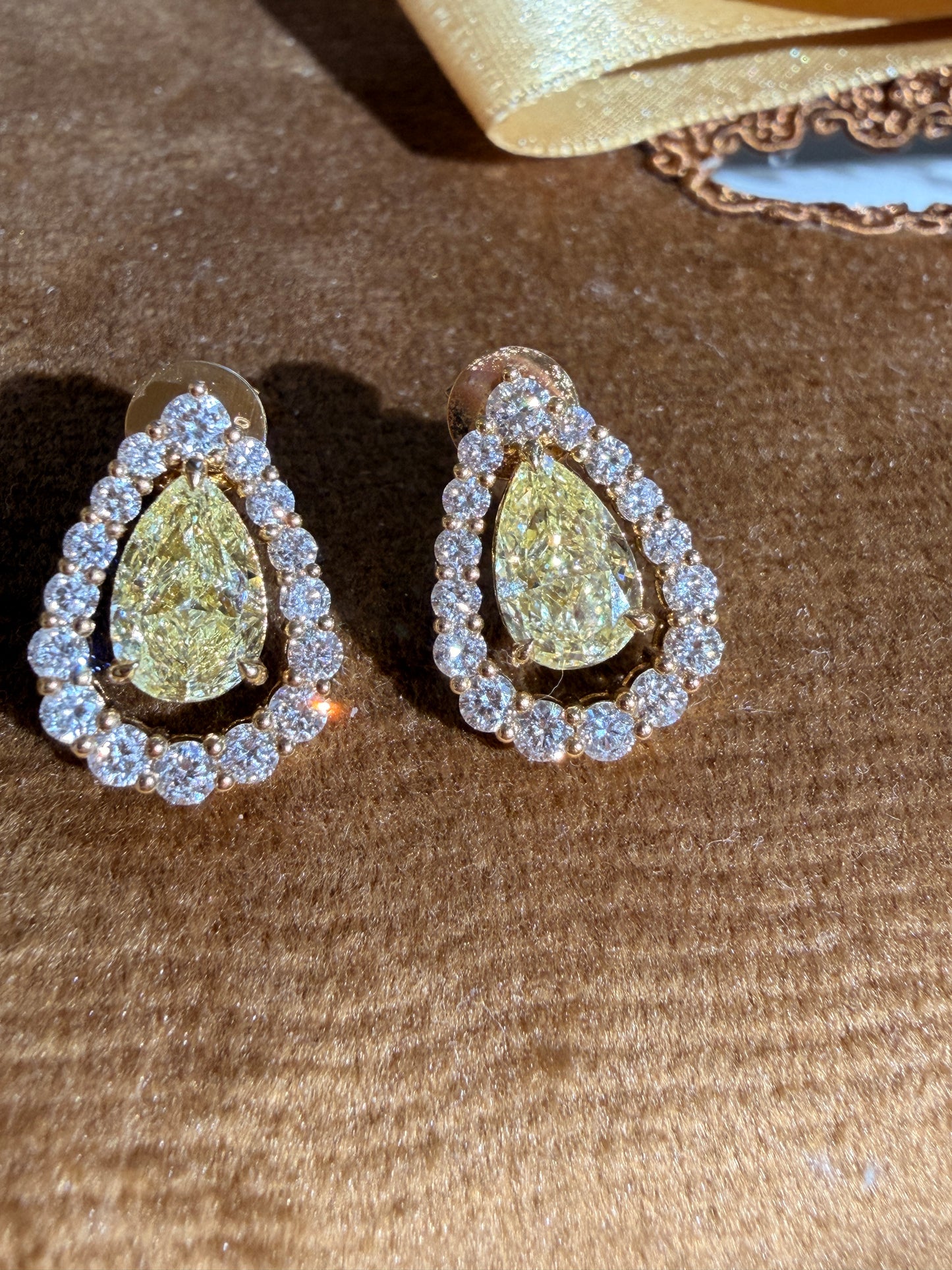Shiningvivila Inner Light earrings fancy yellow