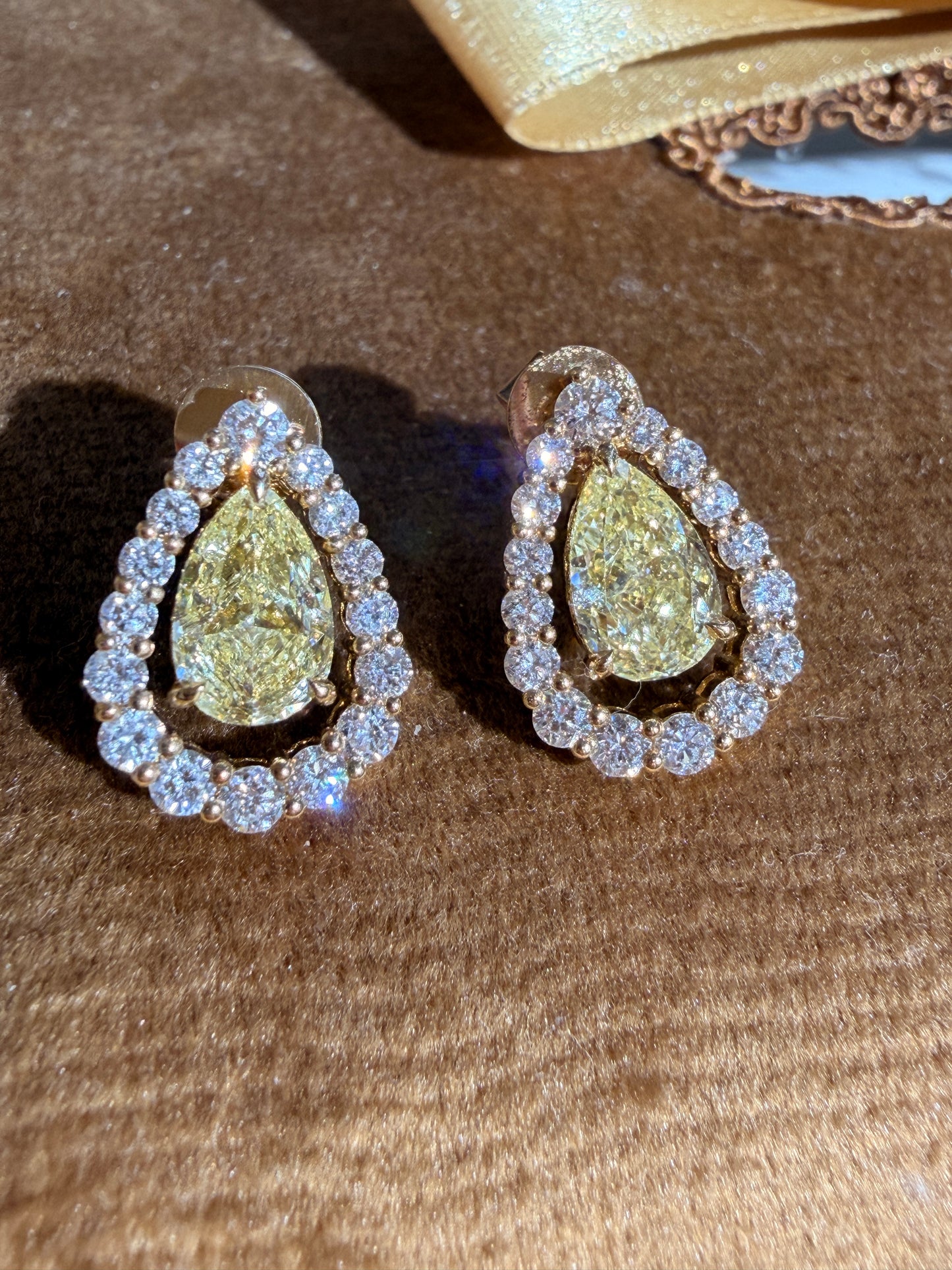 Shiningvivila Inner Light earrings fancy yellow