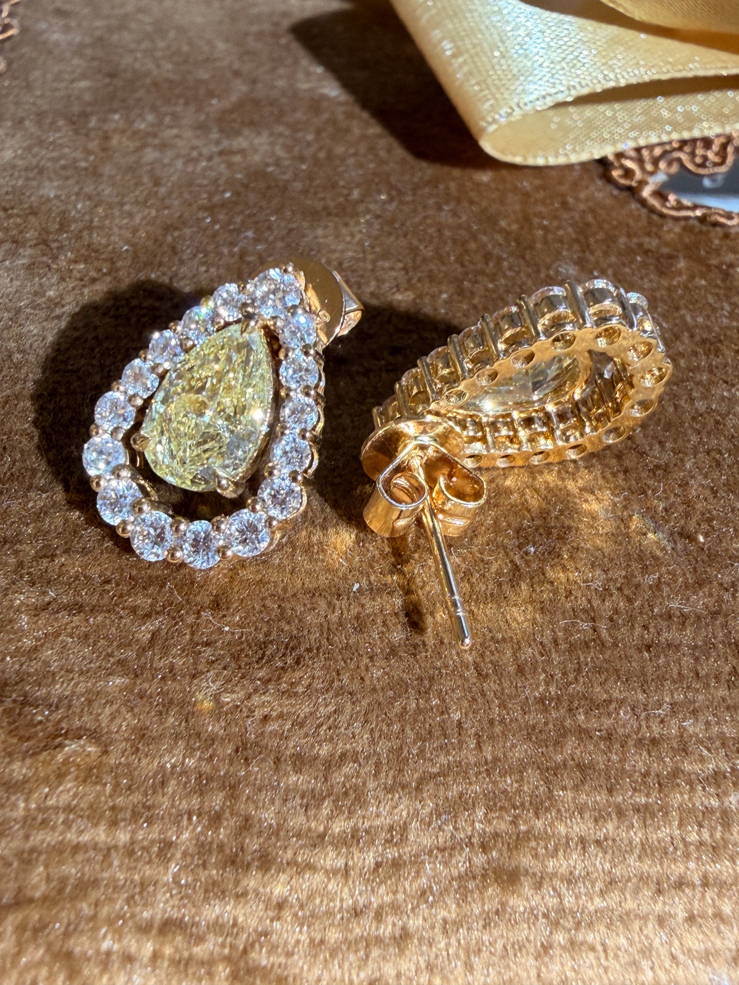 Shiningvivila Inner Light earrings fancy yellow