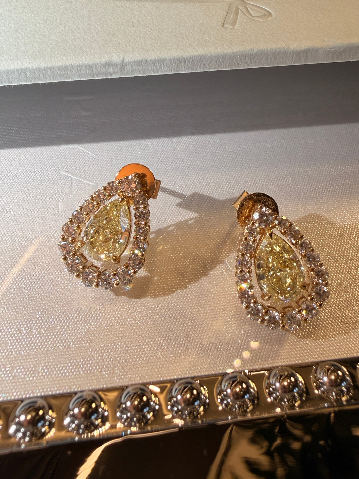 Shiningvivila Inner Light earrings fancy yellow