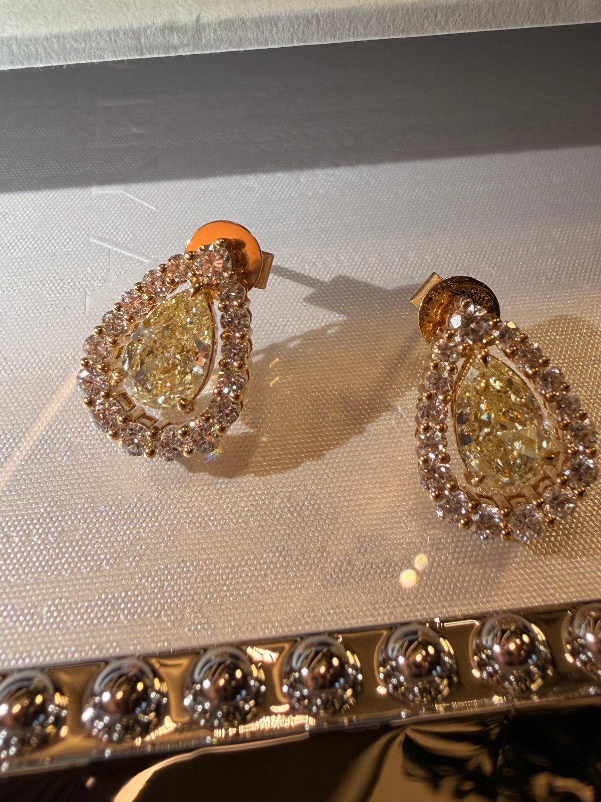 Shiningvivila Inner Light earrings fancy yellow