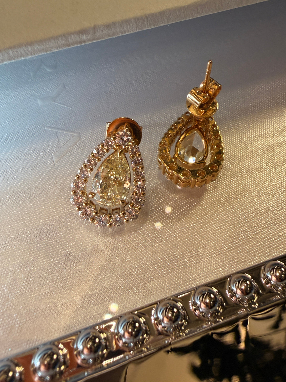 Shiningvivila Inner Light earrings fancy yellow