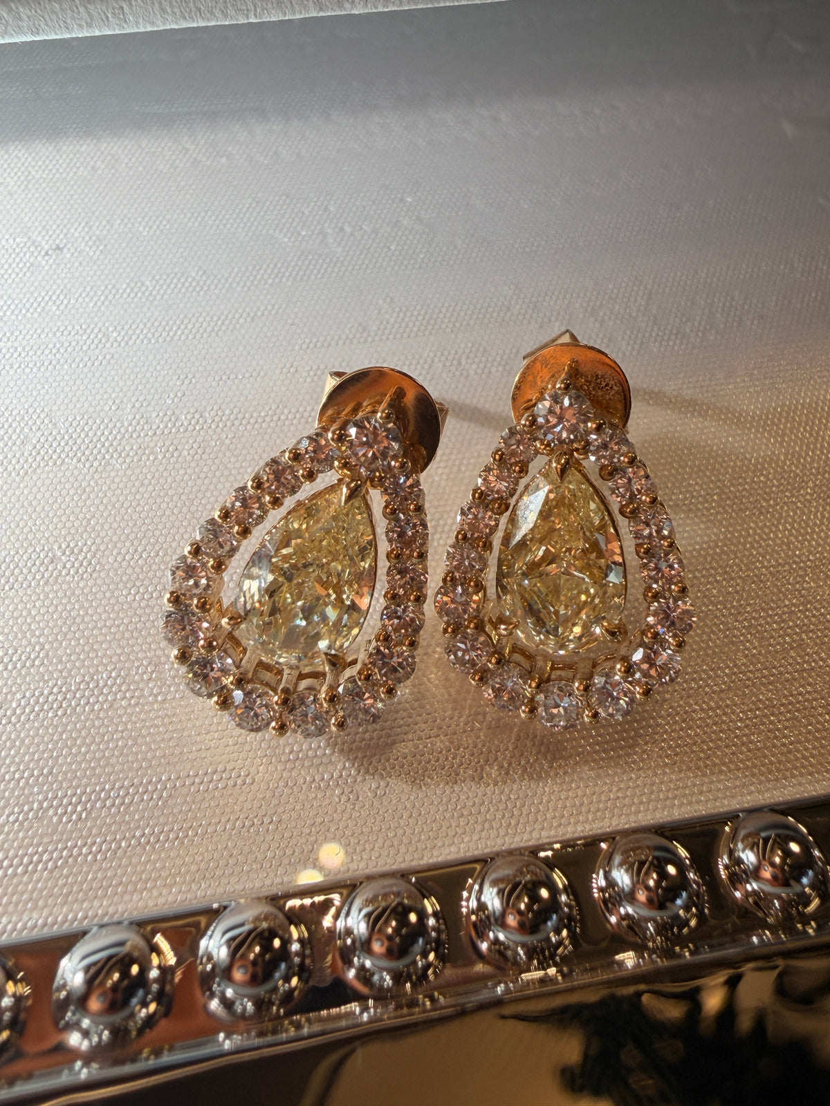 Shiningvivila Inner Light earrings fancy yellow