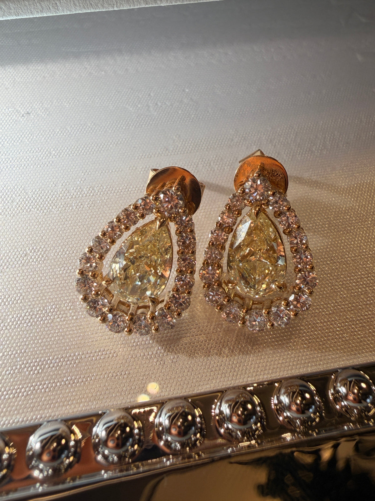 Shiningvivila Inner Light earrings fancy yellow